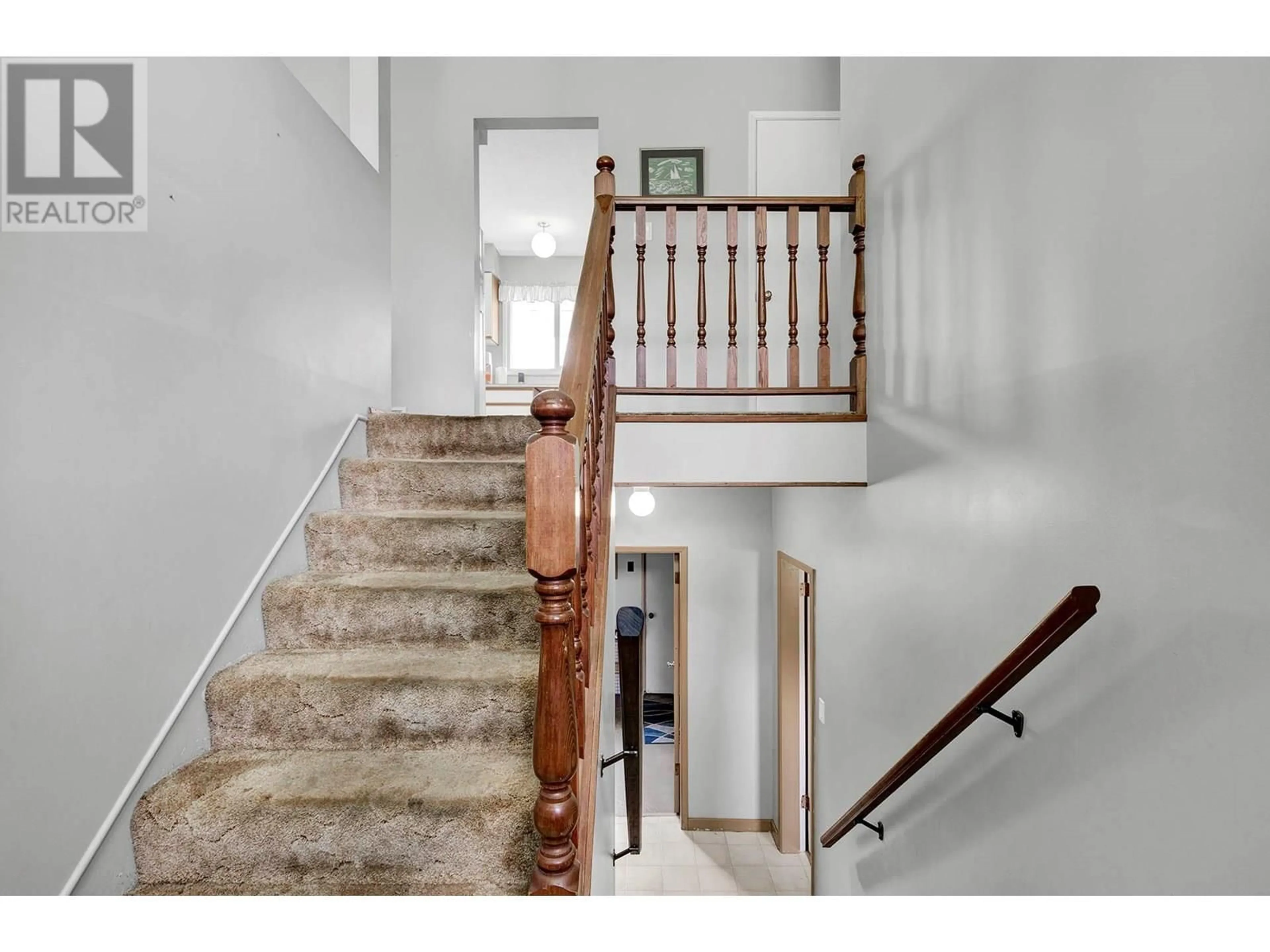 Stairs for 2311 GLENVIEW AVENUE, Kamloops British Columbia V2B4L3