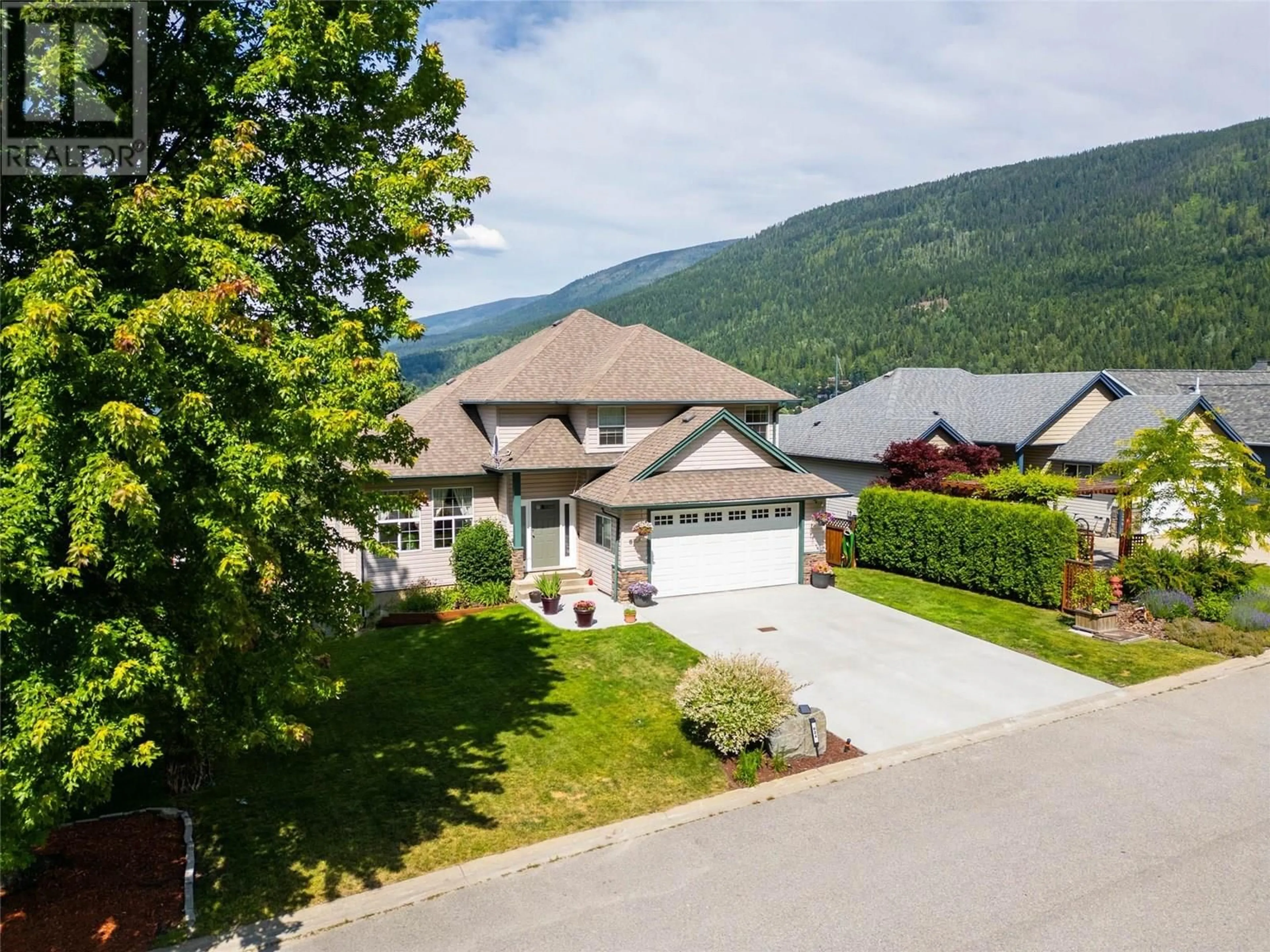 A pic from outside/outdoor area/front of a property/back of a property/a pic from drone, mountain view for 624 FAIRWAY DRIVE, Nelson British Columbia V1L5V1