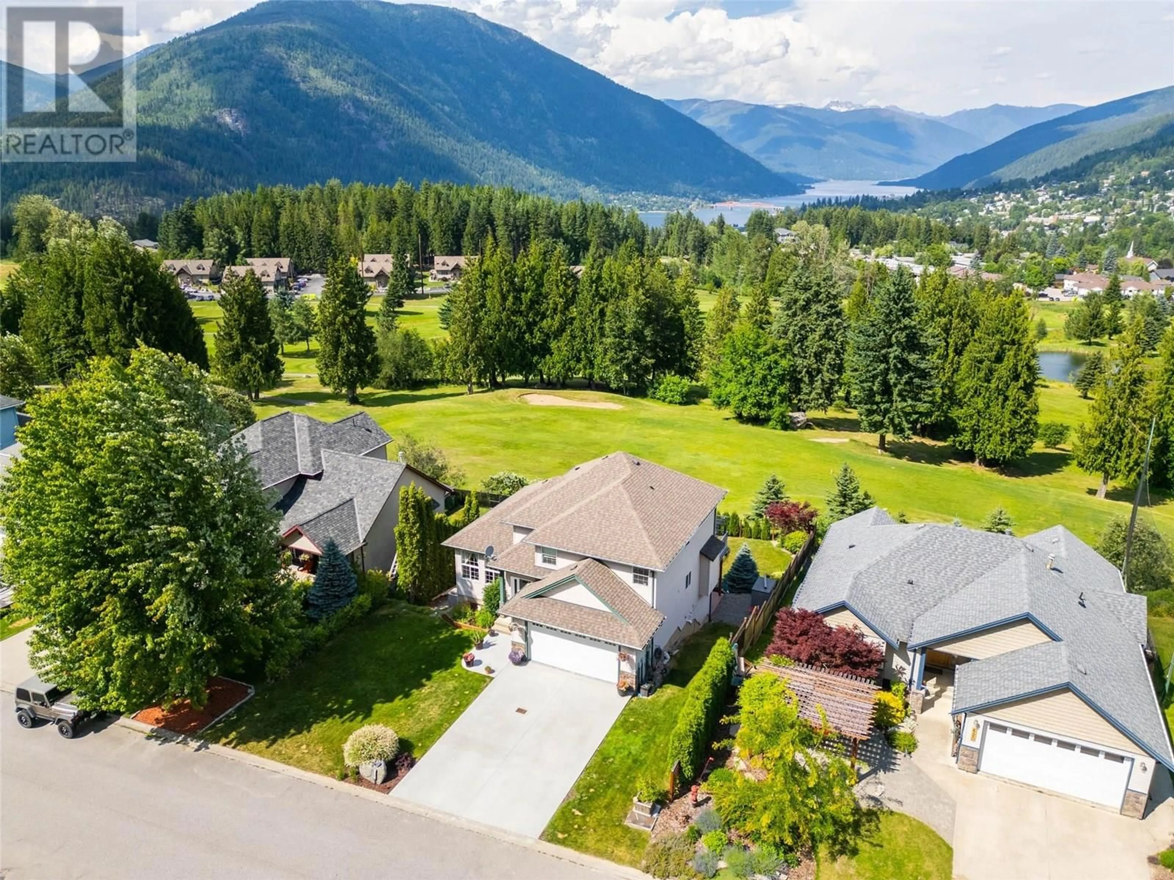 A pic from outside/outdoor area/front of a property/back of a property/a pic from drone, mountain view for 624 FAIRWAY DRIVE, Nelson British Columbia V1L5V1