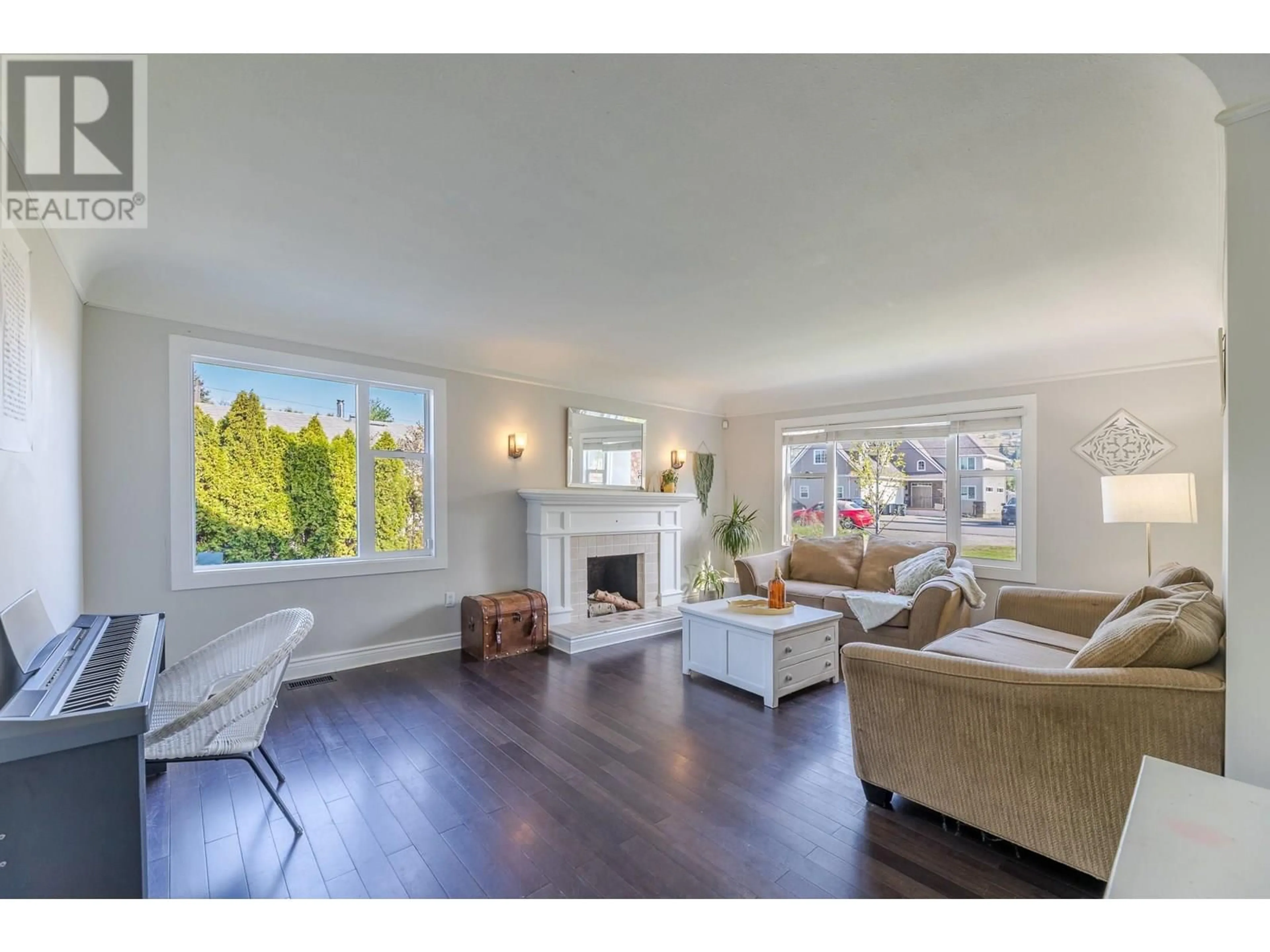 Living room with furniture, wood/laminate floor for 9718 JULIA STREET, Summerland British Columbia V0H1Z6
