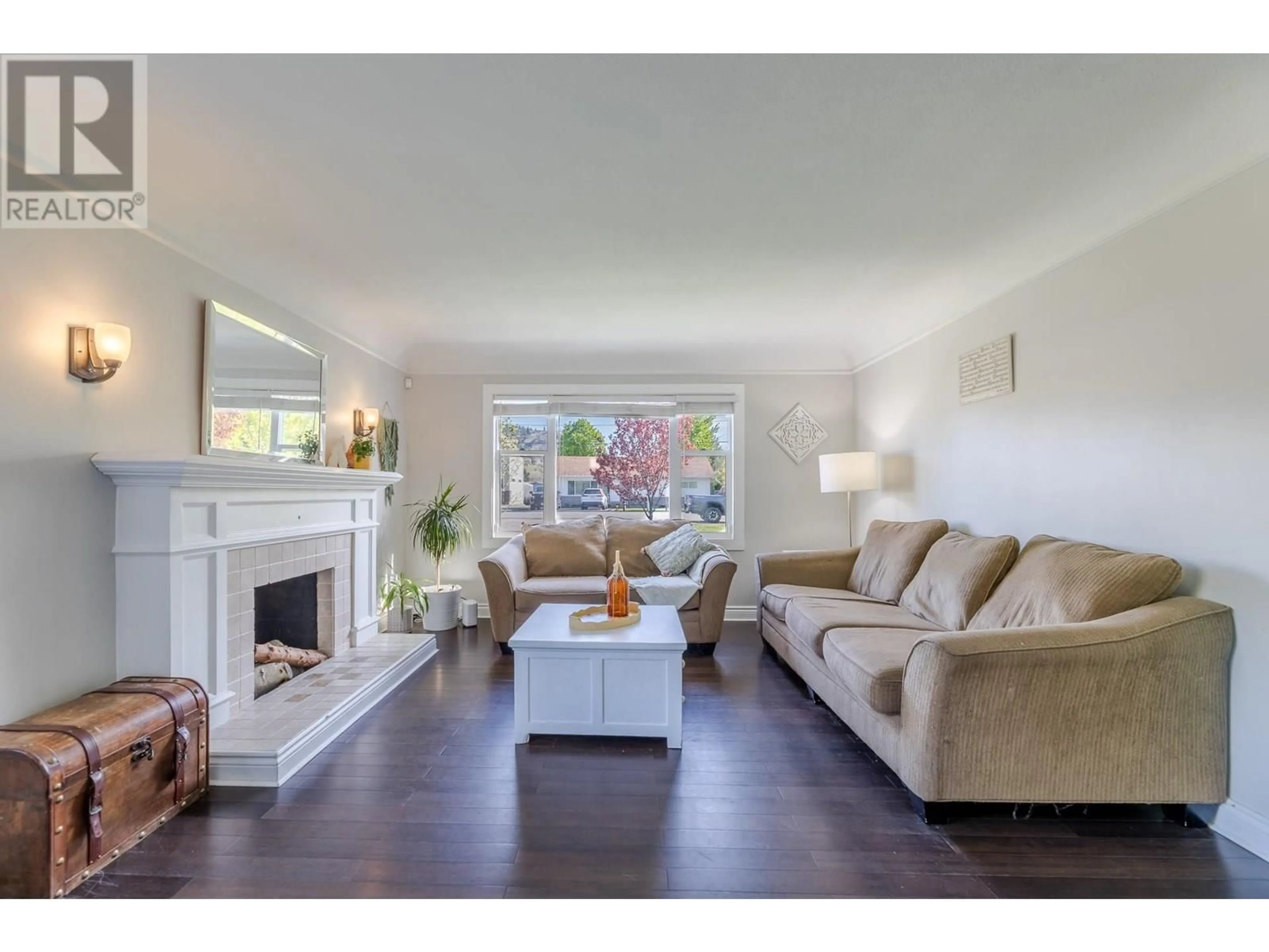 Living room with furniture, wood/laminate floor for 9718 JULIA STREET, Summerland British Columbia V0H1Z6