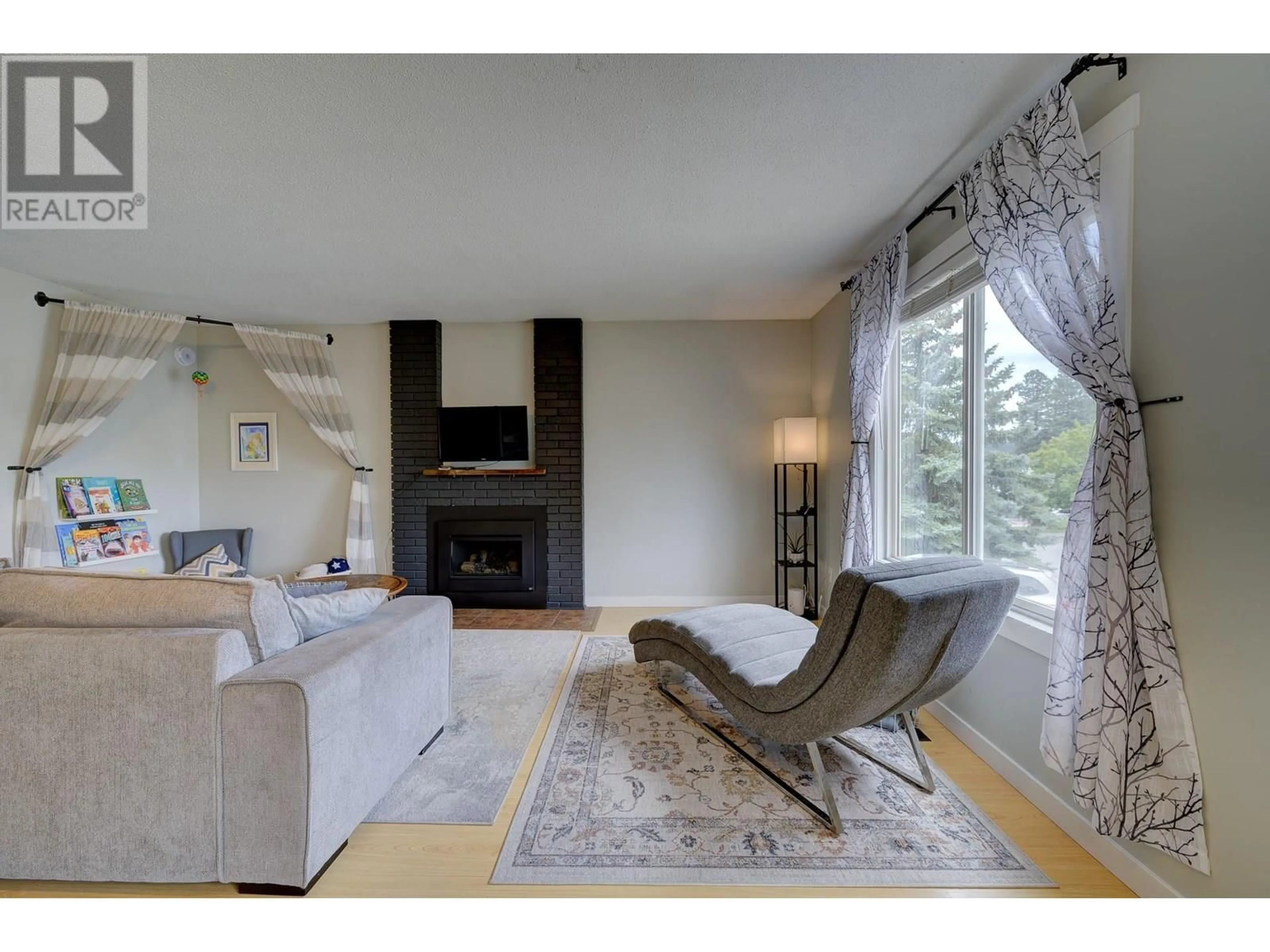 Living room with furniture, unknown for 348 HOLLYBURN DRIVE, Kamloops British Columbia V2E1W5