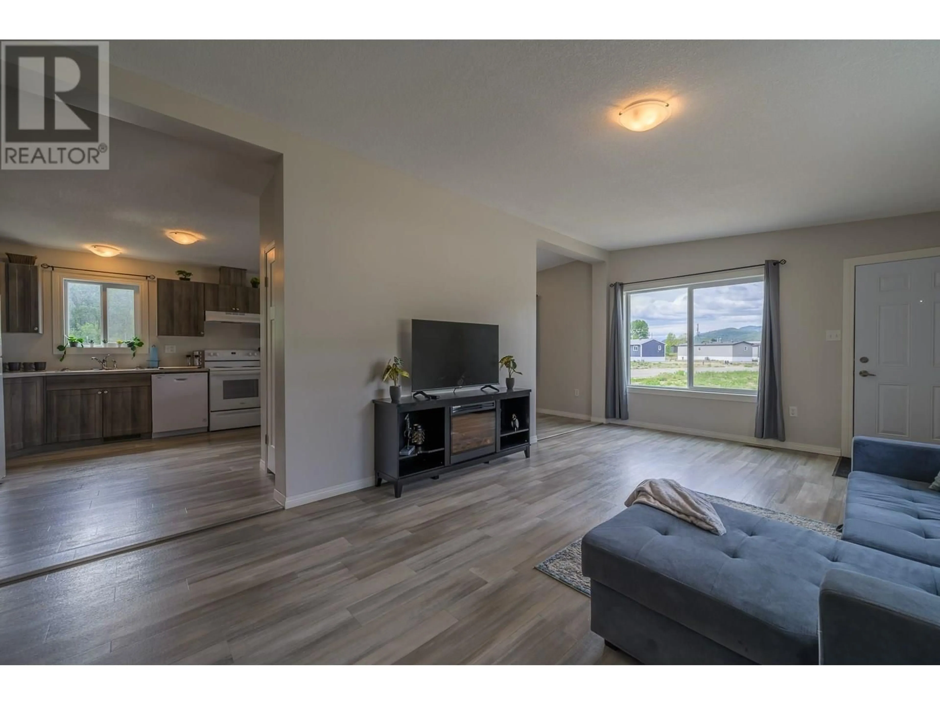 Living room with furniture, wood/laminate floor for 52 - 235 AYLMER ROAD, Chase British Columbia V0E1M1