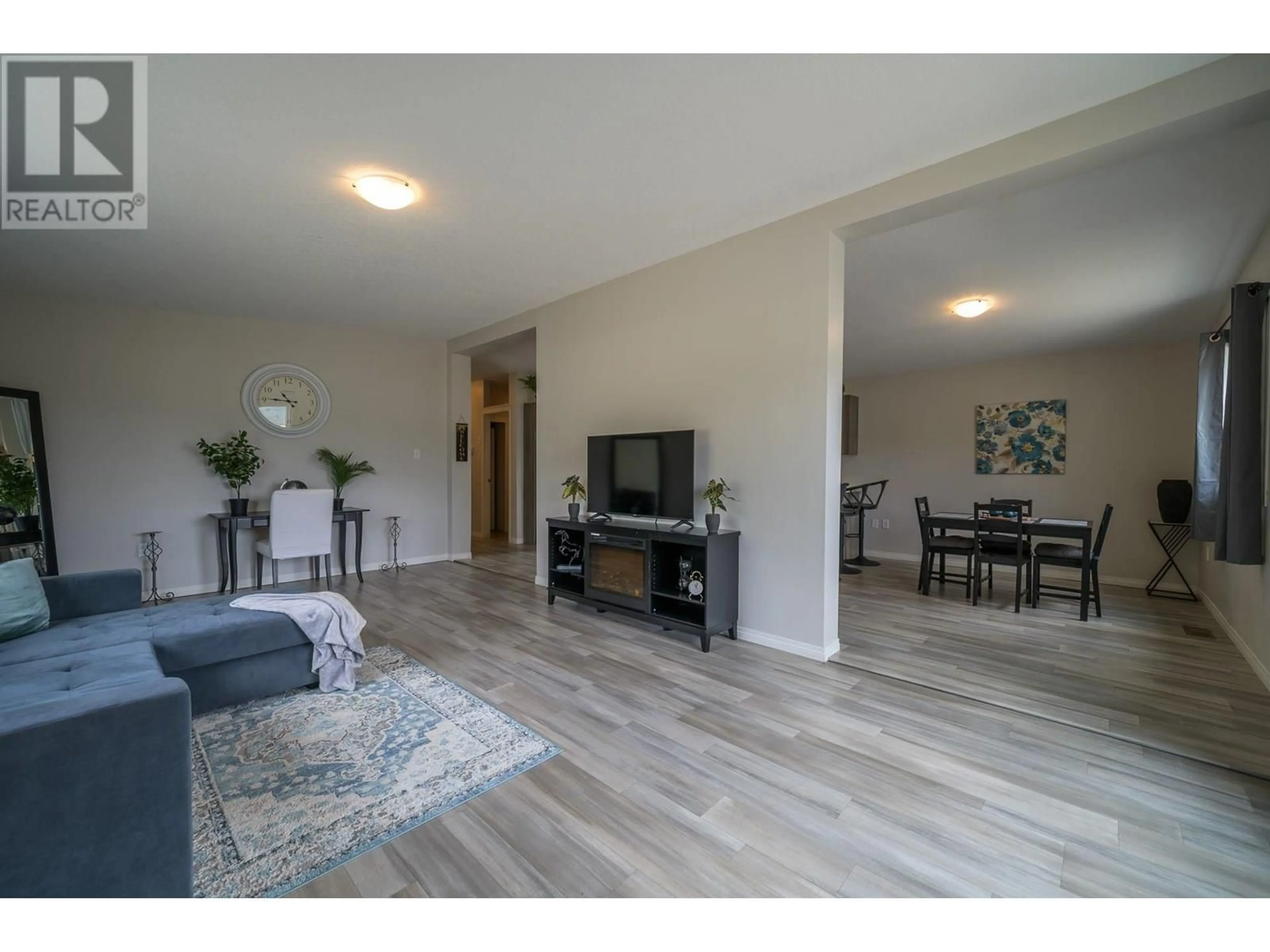 Living room with furniture, wood/laminate floor for 52 - 235 AYLMER ROAD, Chase British Columbia V0E1M1