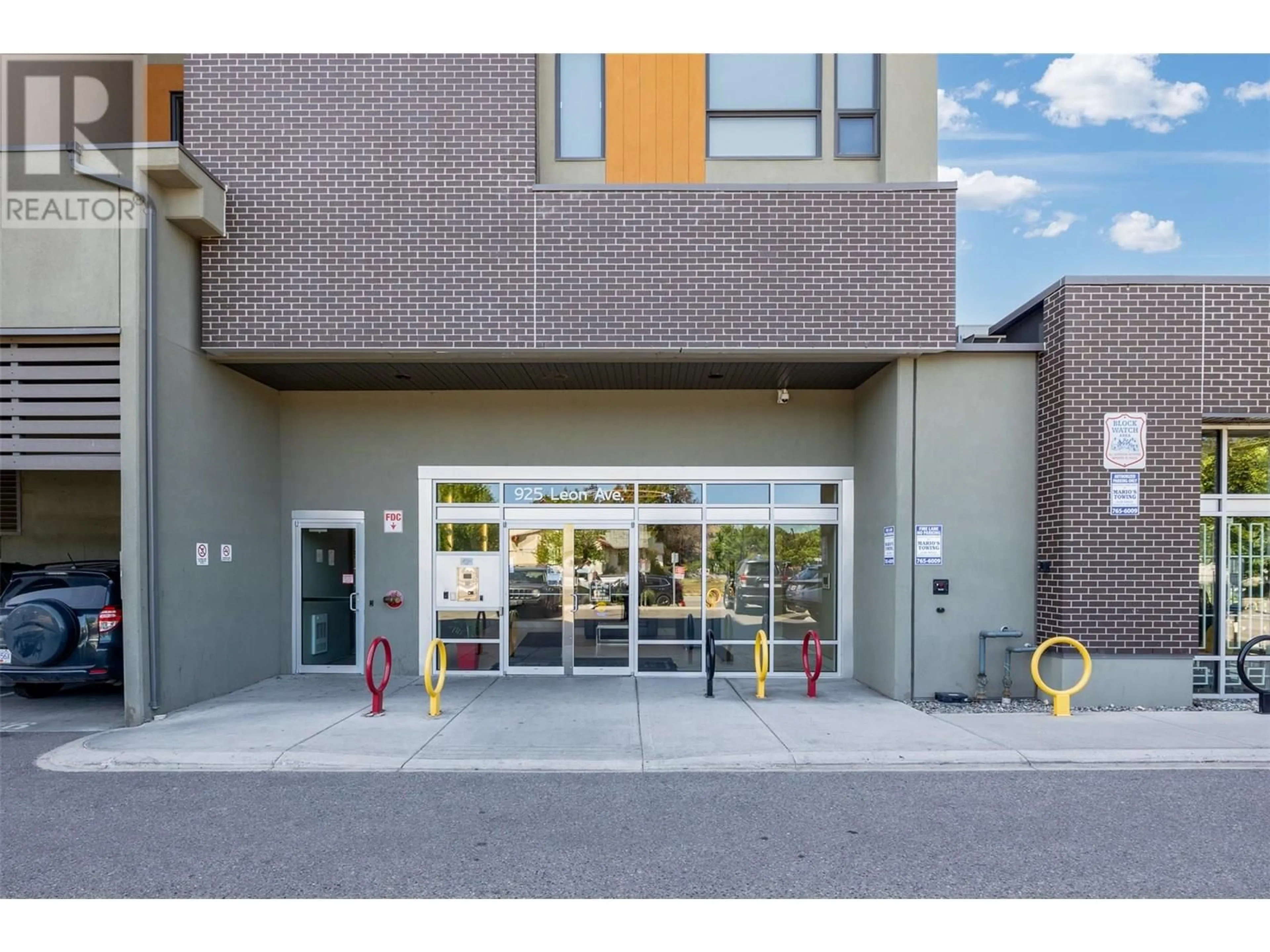 Indoor foyer for 413 - 925 LEON AVENUE, Kelowna British Columbia V1Y0E5