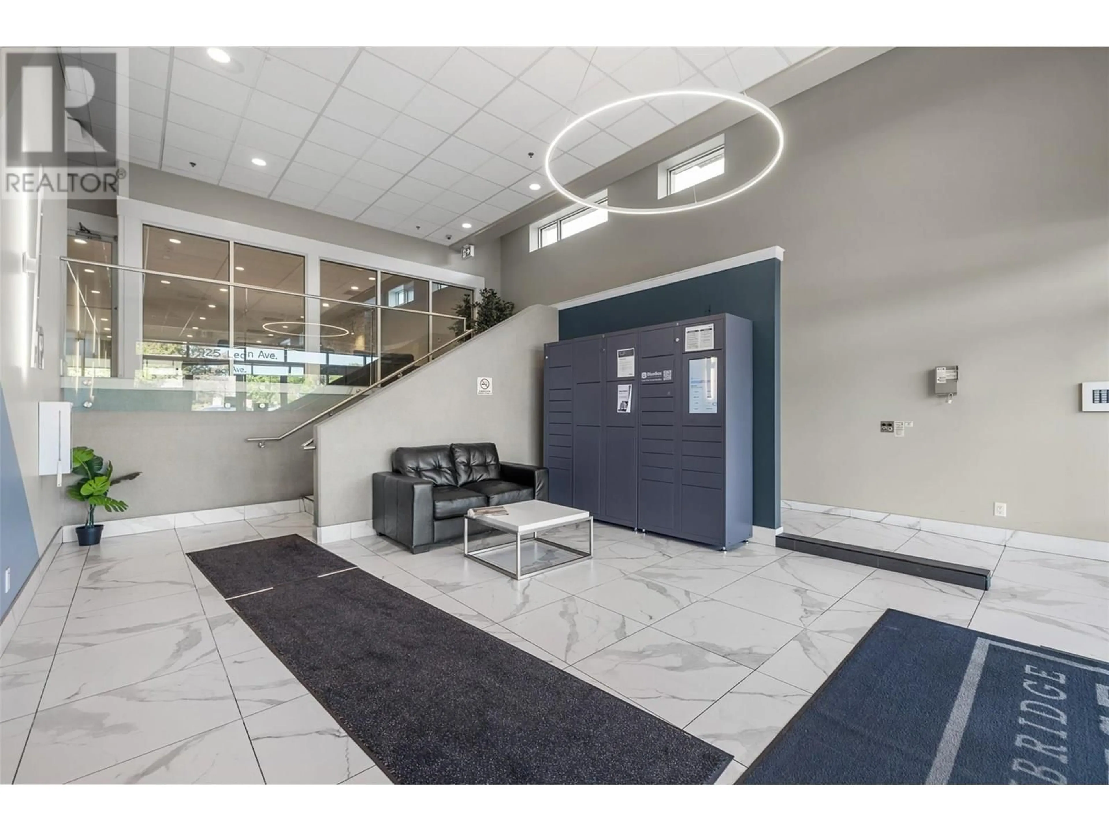 Indoor foyer for 413 - 925 LEON AVENUE, Kelowna British Columbia V1Y0E5