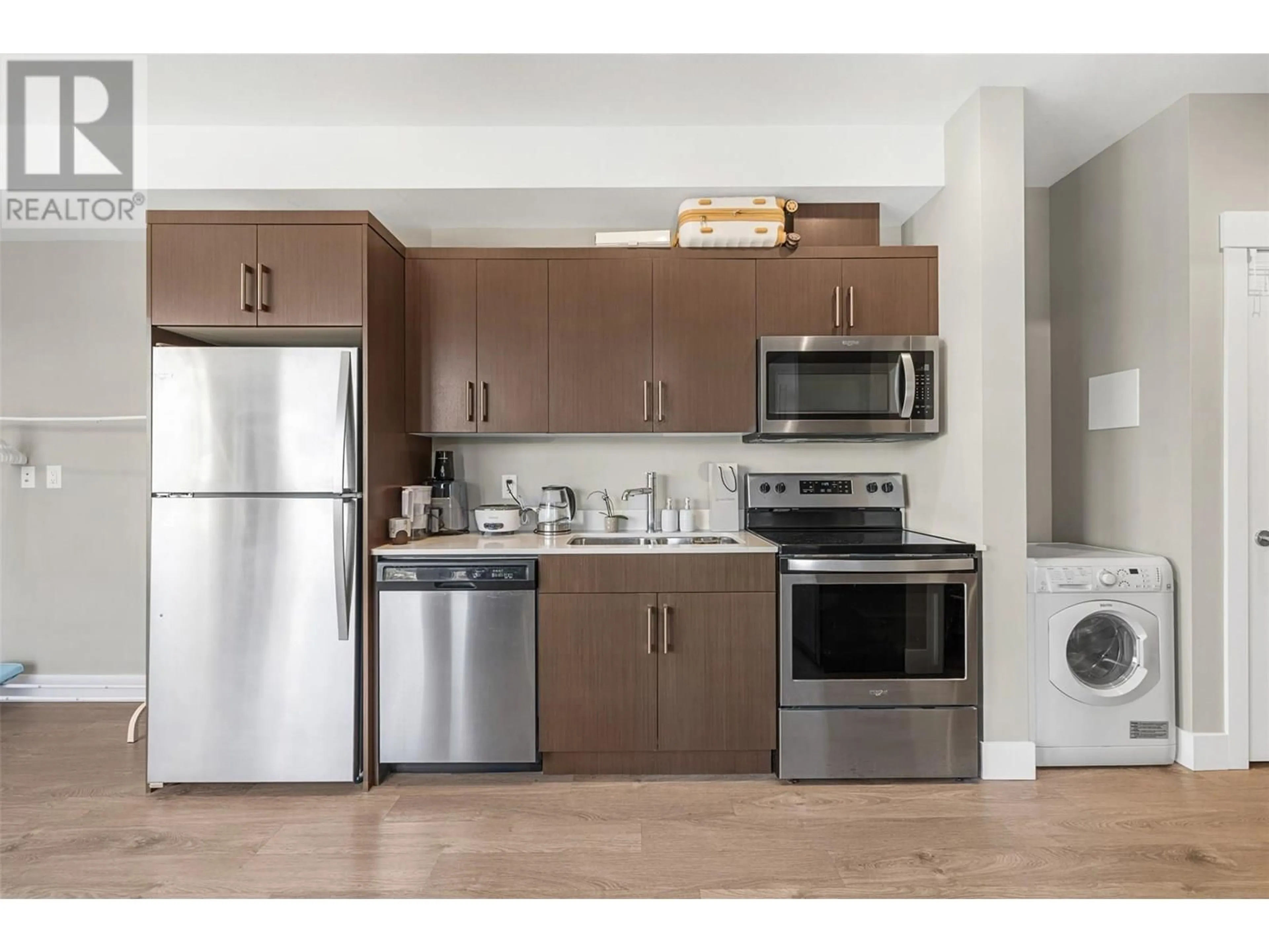 Standard kitchen, wood/laminate floor for 413 - 925 LEON AVENUE, Kelowna British Columbia V1Y0E5
