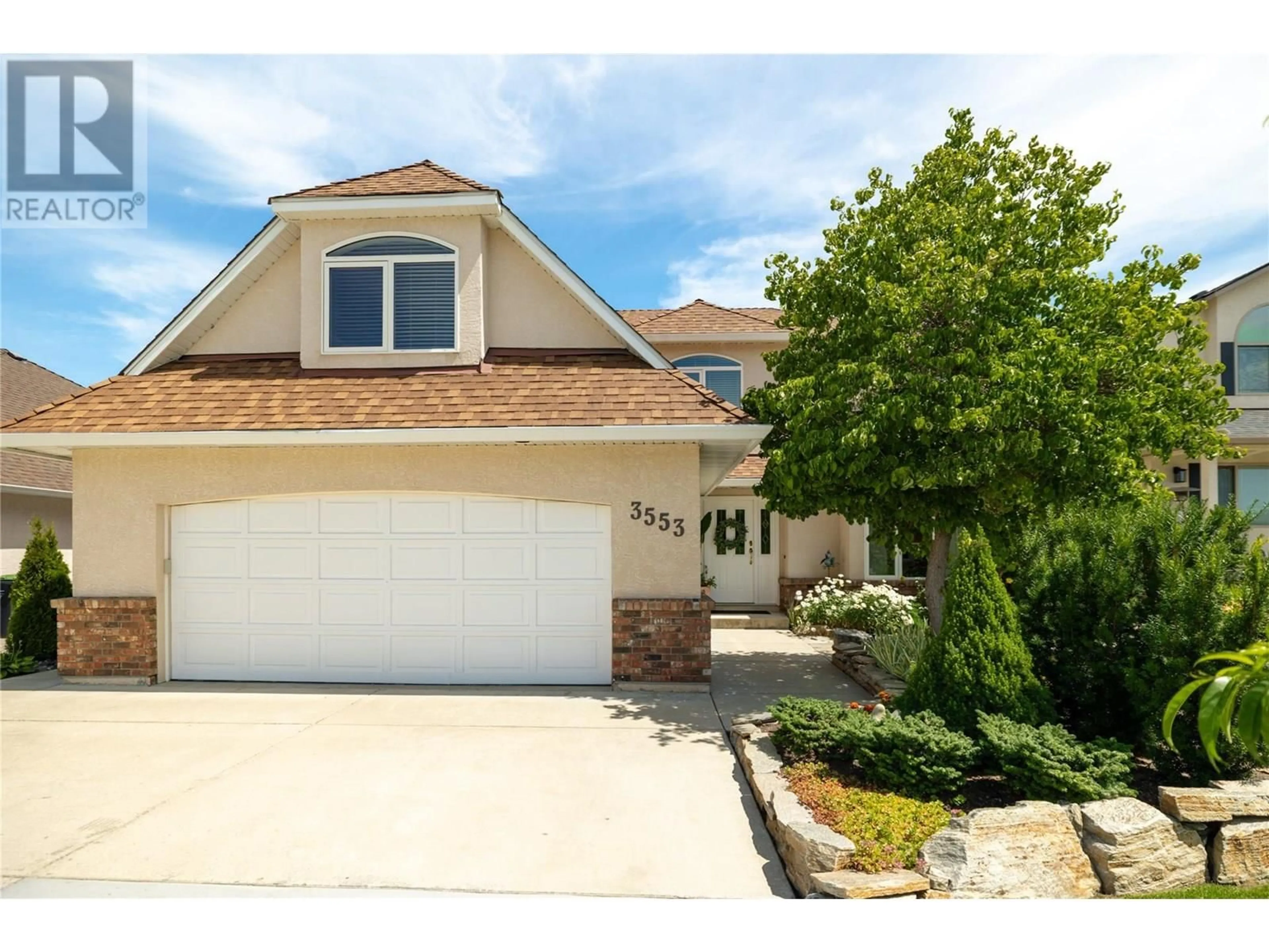 Home with vinyl exterior material, street for 3553 INVERMERE COURT, Kelowna British Columbia V1W3R5