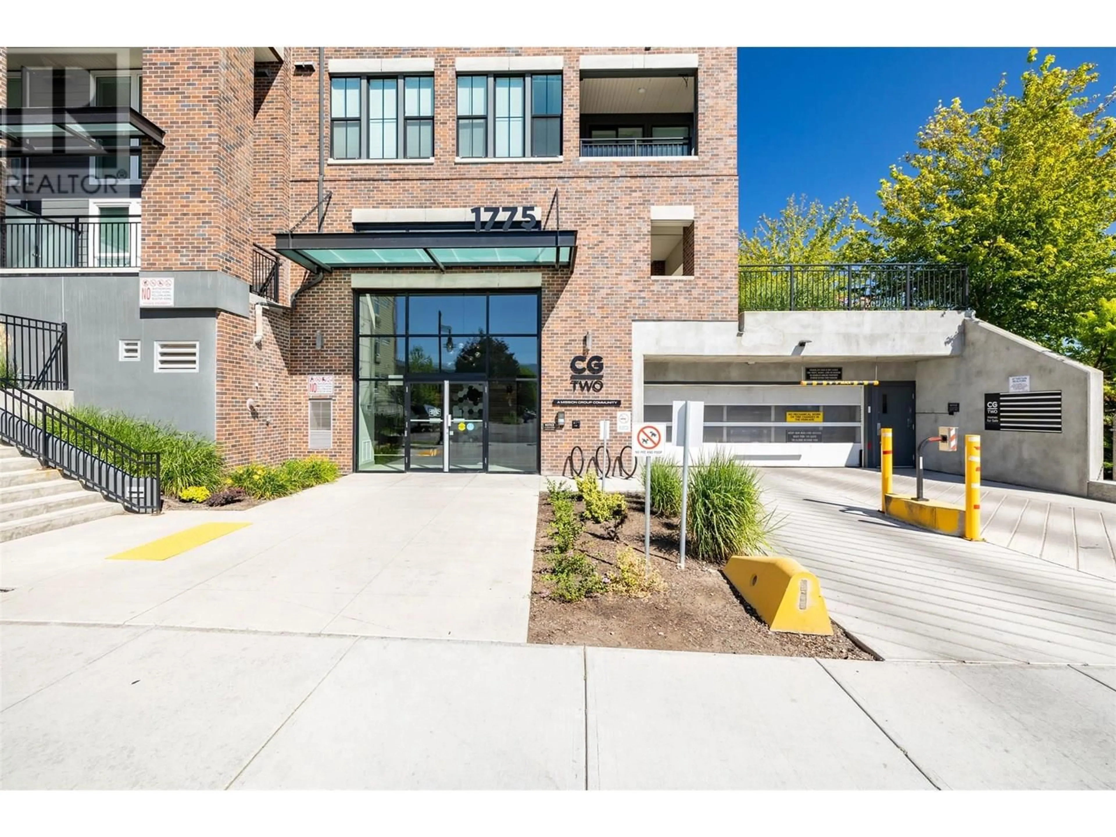 Indoor foyer for 227 - 1775 CHAPMAN PLACE, Kelowna British Columbia V1Y0G3