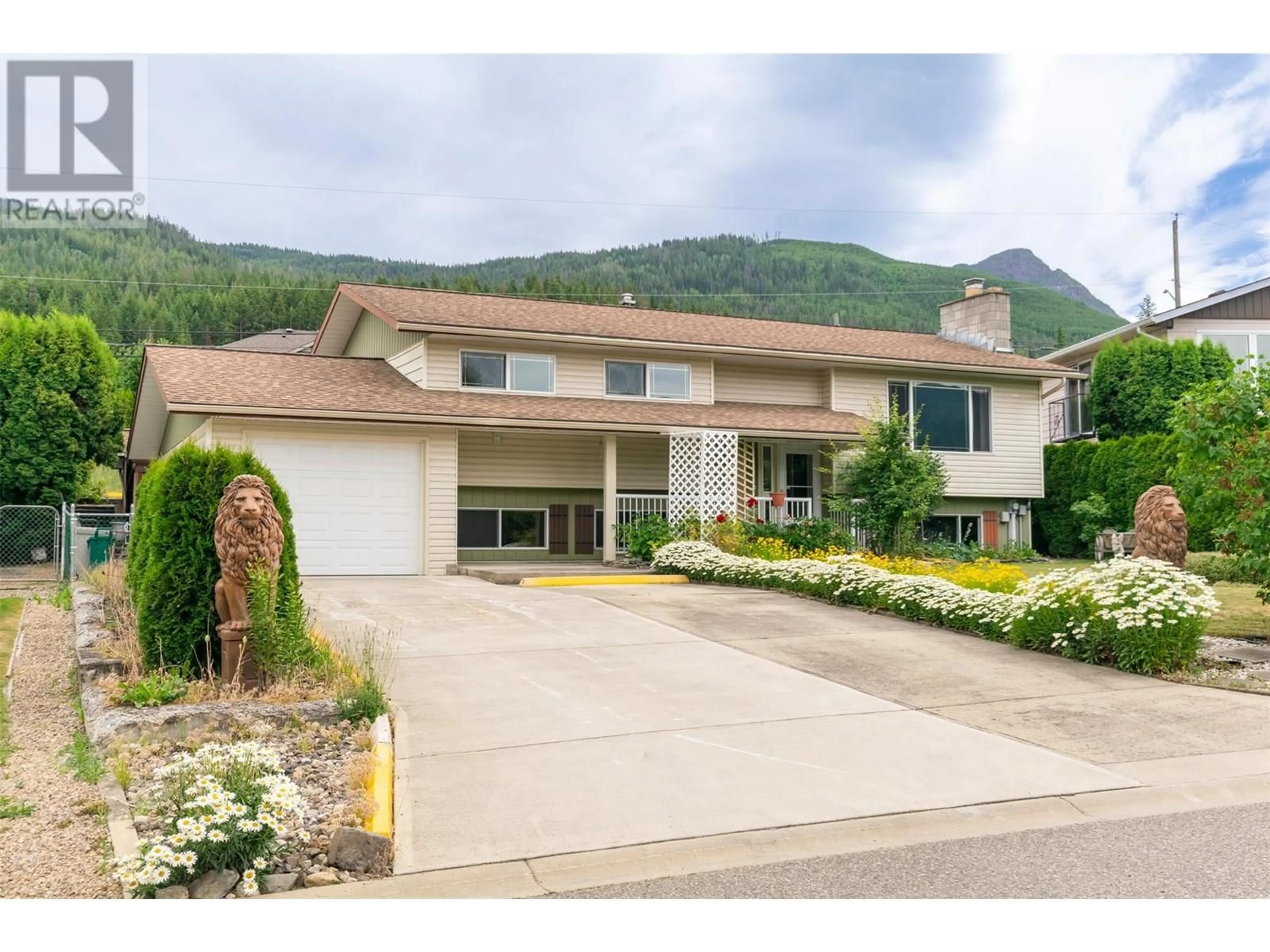 Home with vinyl exterior material, mountain view for 1150 22 AVENUE SOUTHWEST, Salmon Arm British Columbia V1E1N1