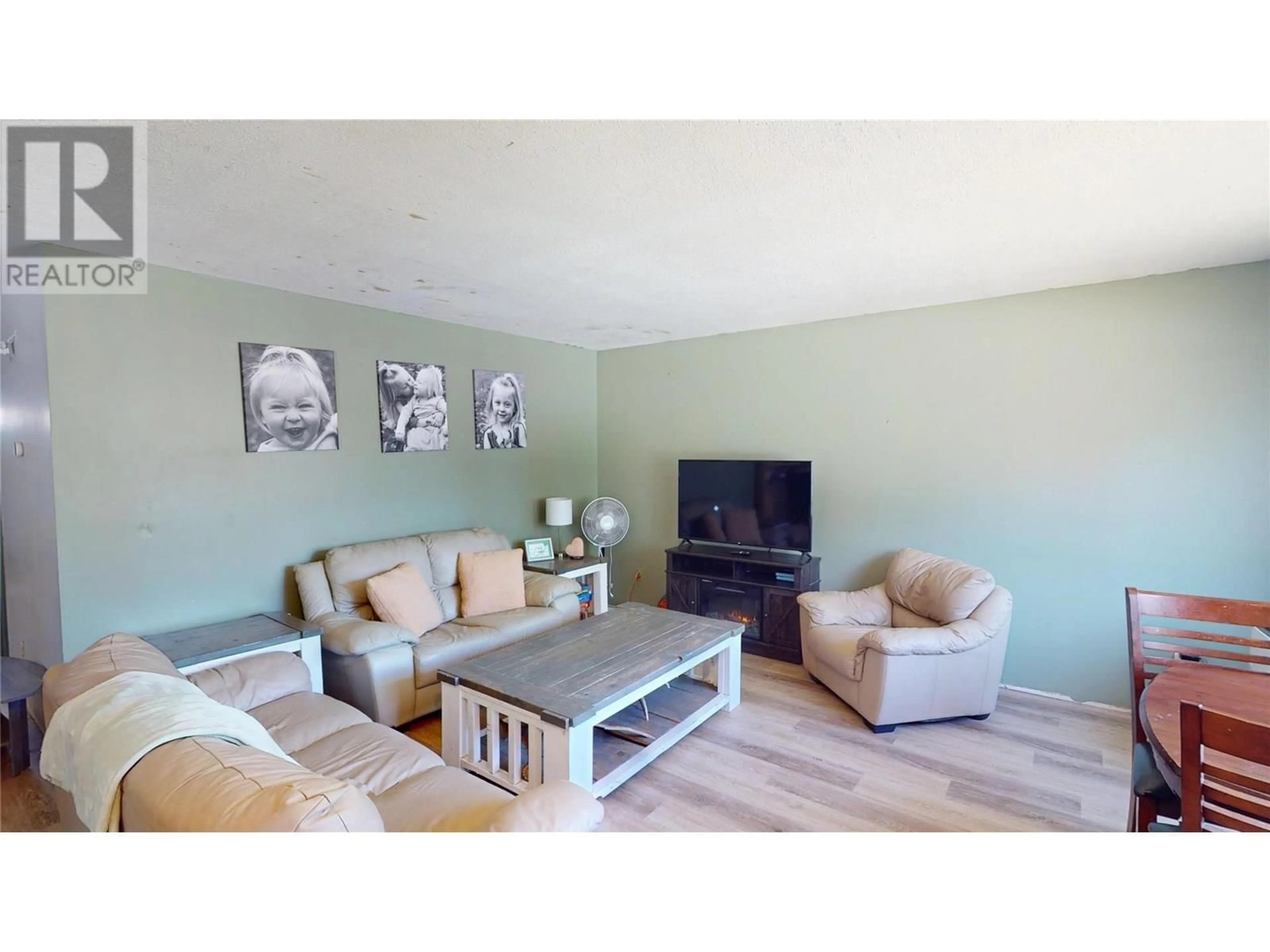 Living room with furniture, wood/laminate floor for 661 BROOKVIEW CRESCENT, Cranbrook British Columbia V1C4V1