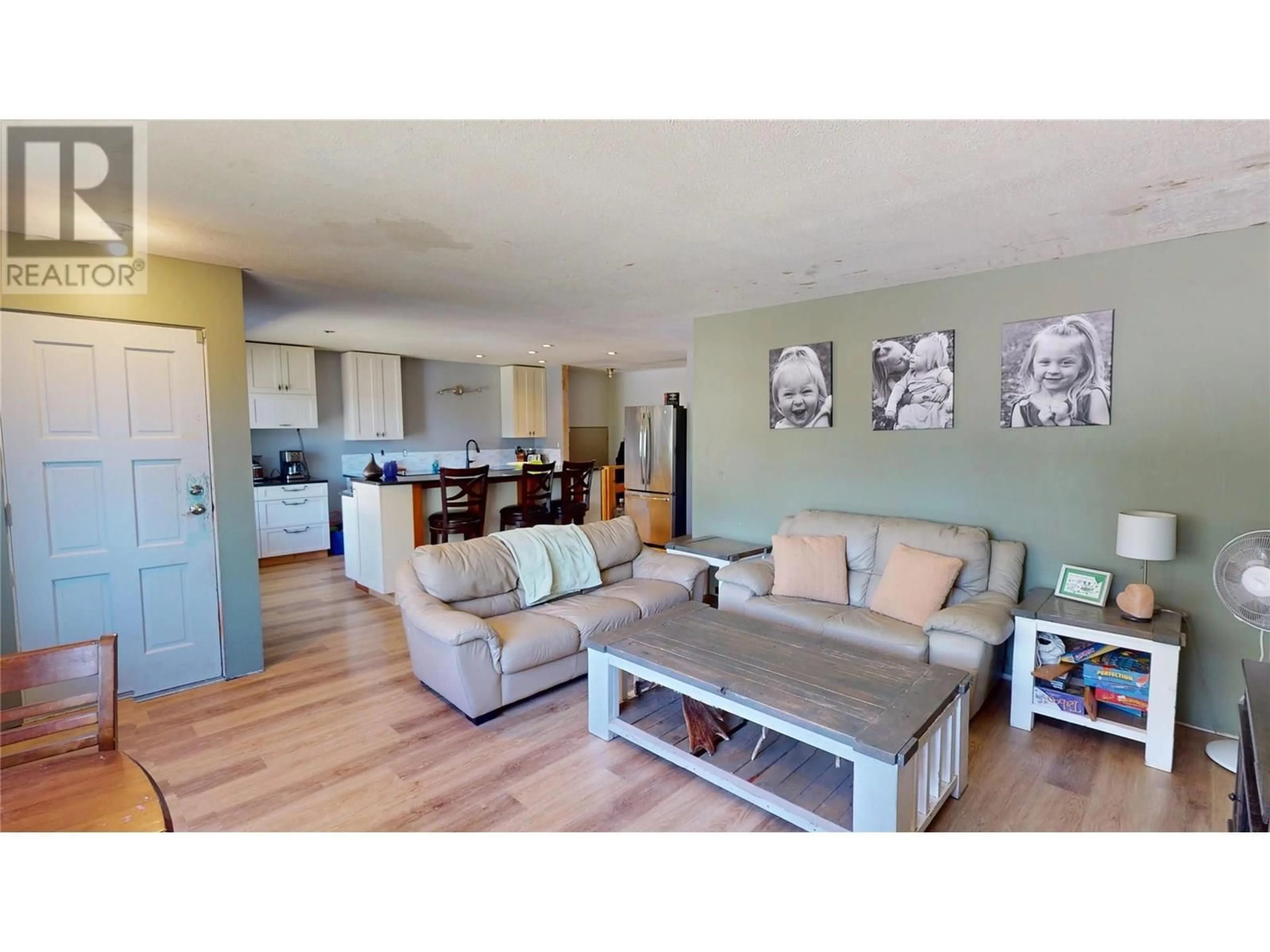 Living room with furniture, wood/laminate floor for 661 BROOKVIEW CRESCENT, Cranbrook British Columbia V1C4V1