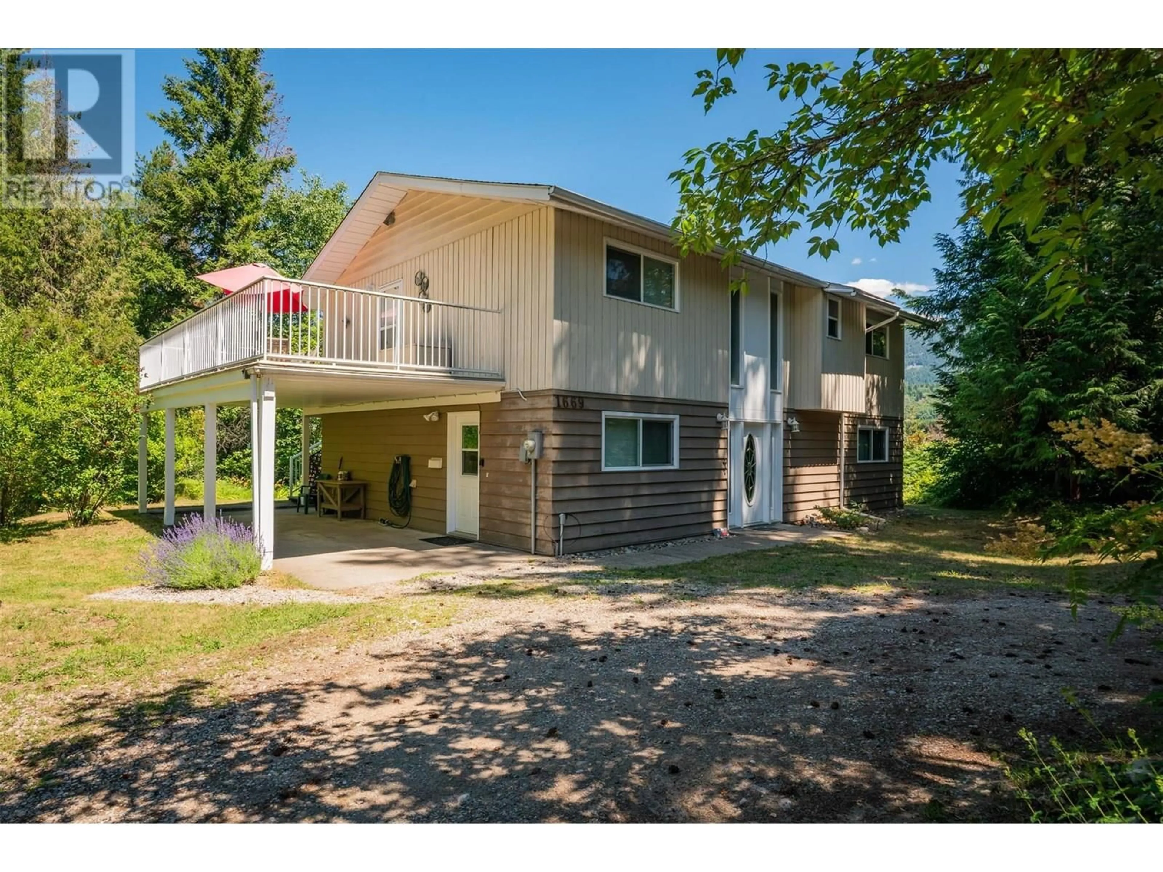 A pic from outside/outdoor area/front of a property/back of a property/a pic from drone, unknown for 1669 RIDGEWOOD DRIVE, Castlegar British Columbia V1N2L5