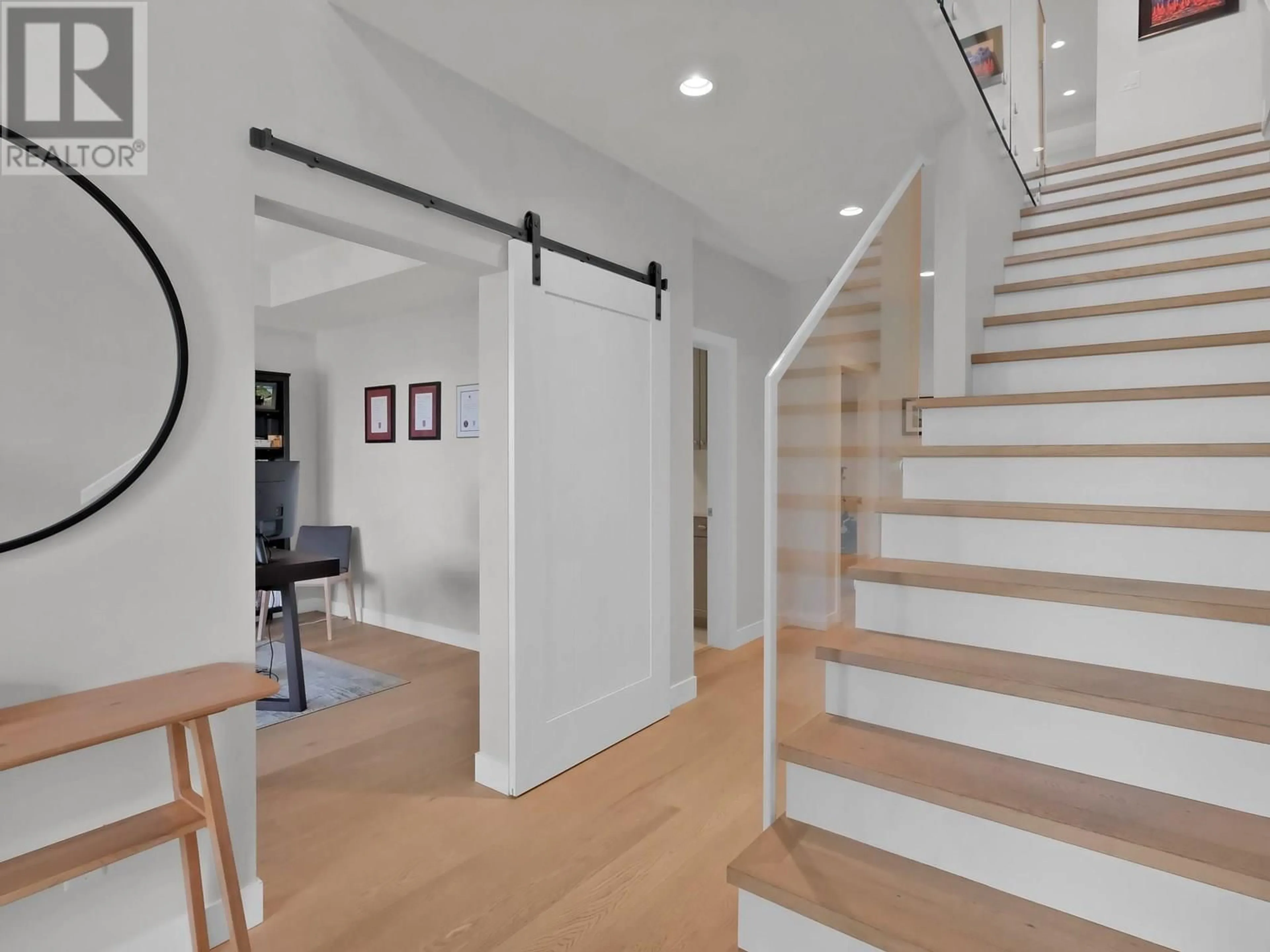 Indoor entryway for 5655 JASPER WAY, Kelowna British Columbia V1W5L7