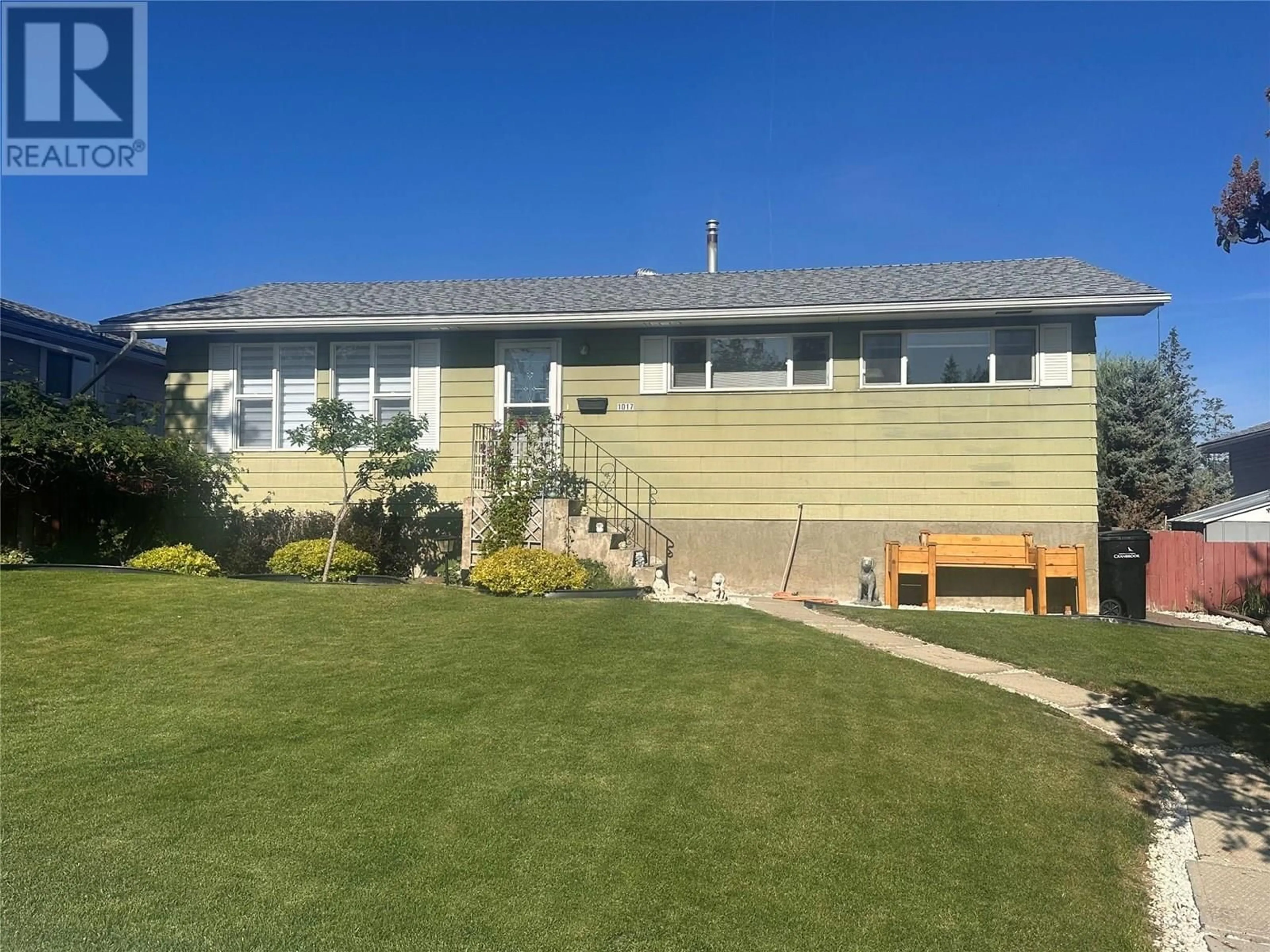 A pic from outside/outdoor area/front of a property/back of a property/a pic from drone, unknown for 1017 17TH AVENUE SOUTH, Cranbrook British Columbia V1C3B9