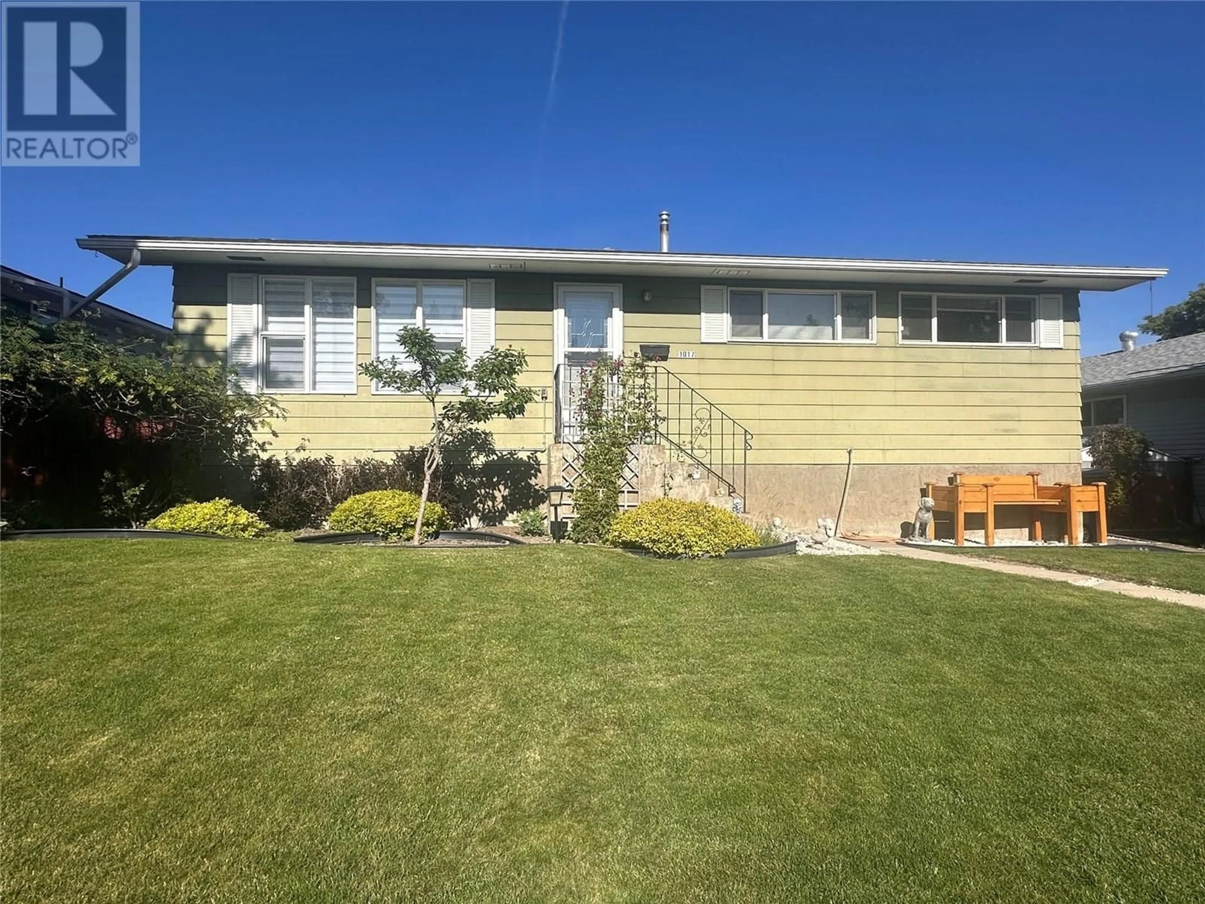 Home with vinyl exterior material, street for 1017 17TH AVENUE SOUTH, Cranbrook British Columbia V1C3B9