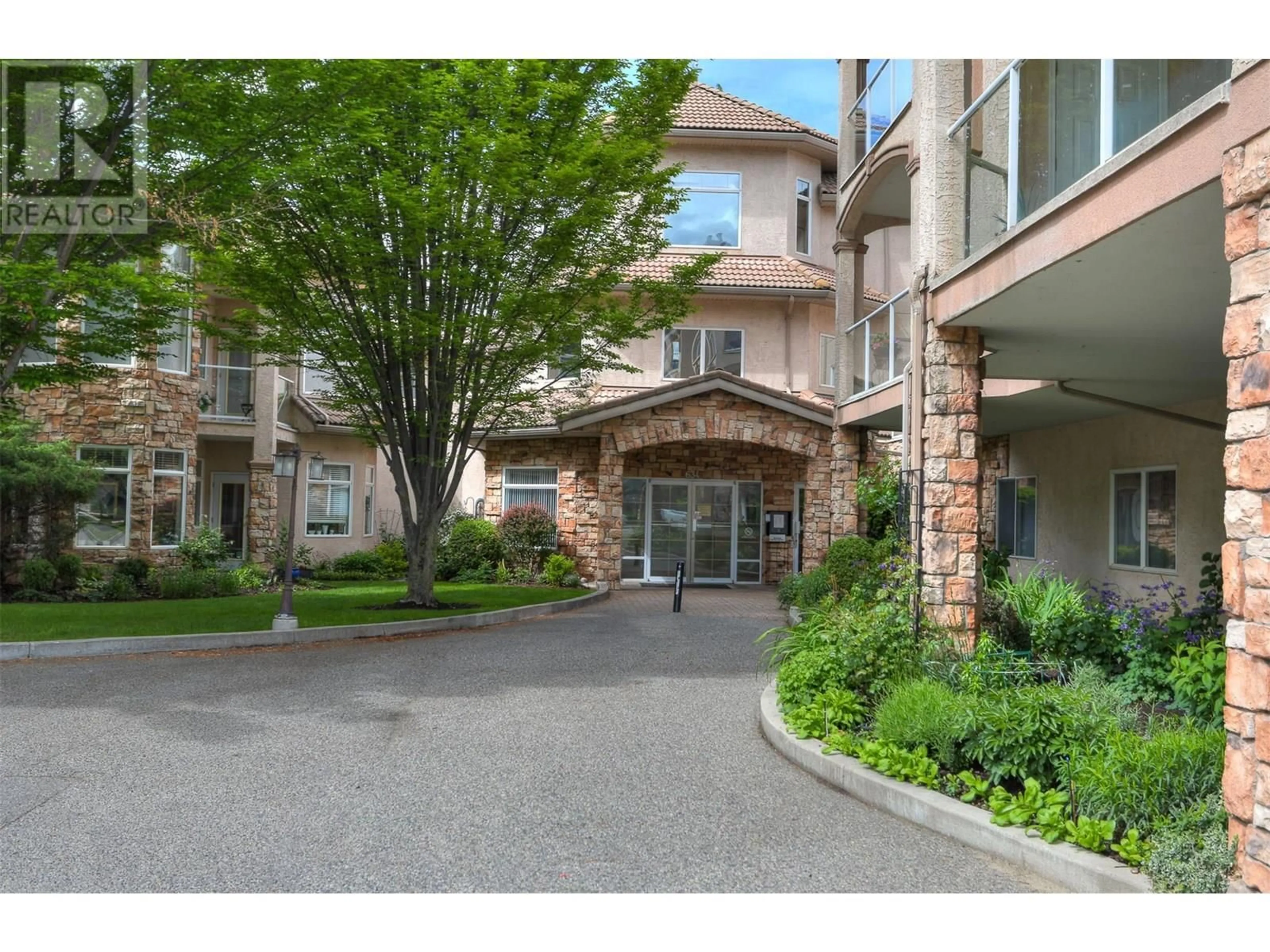 Indoor foyer for 207 - 634 LEQUIME ROAD, Kelowna British Columbia V1W1A4