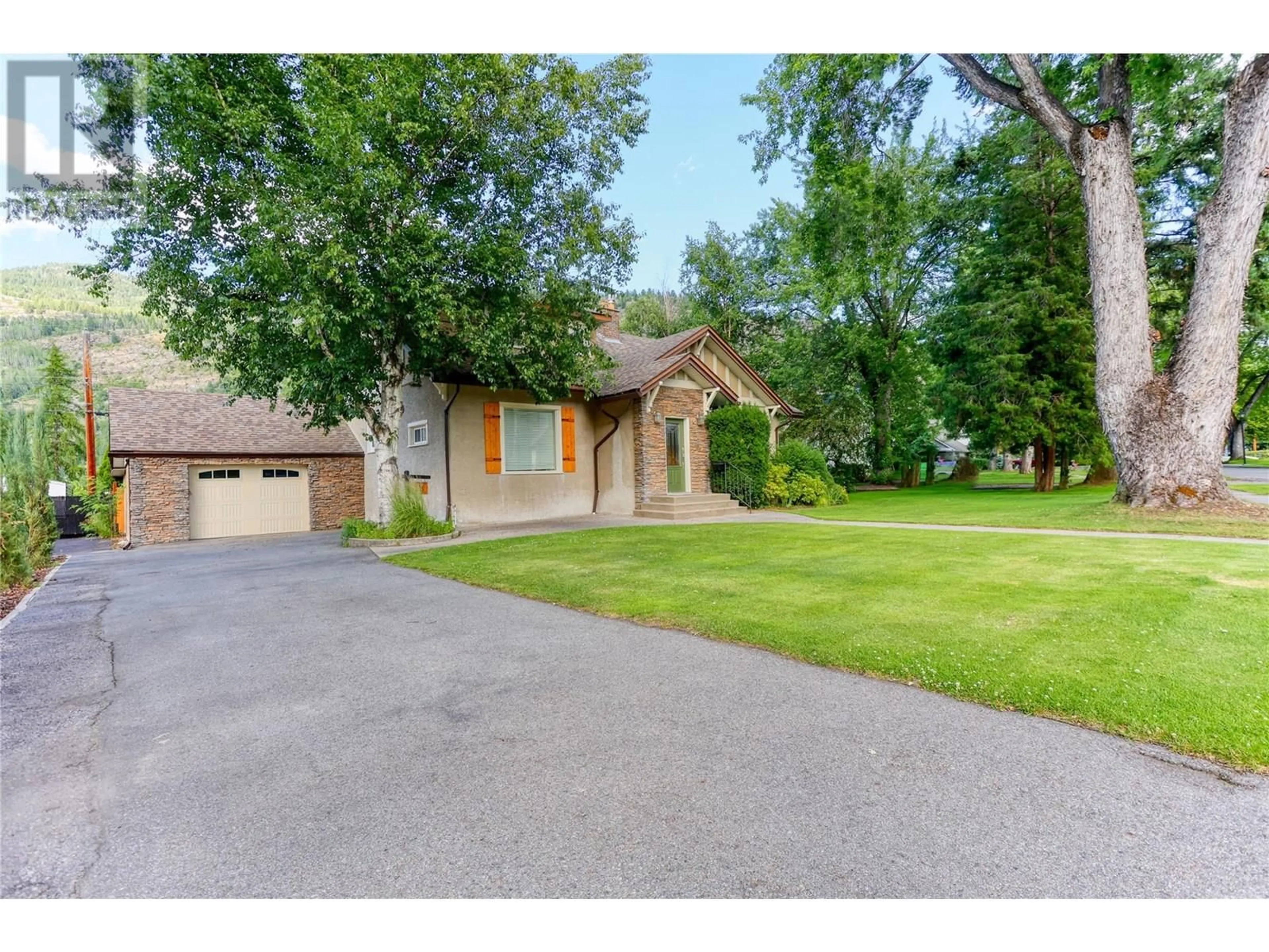 A pic from outside/outdoor area/front of a property/back of a property/a pic from drone, street for 208 RITCHIE AVENUE, Trail British Columbia V1R1H2