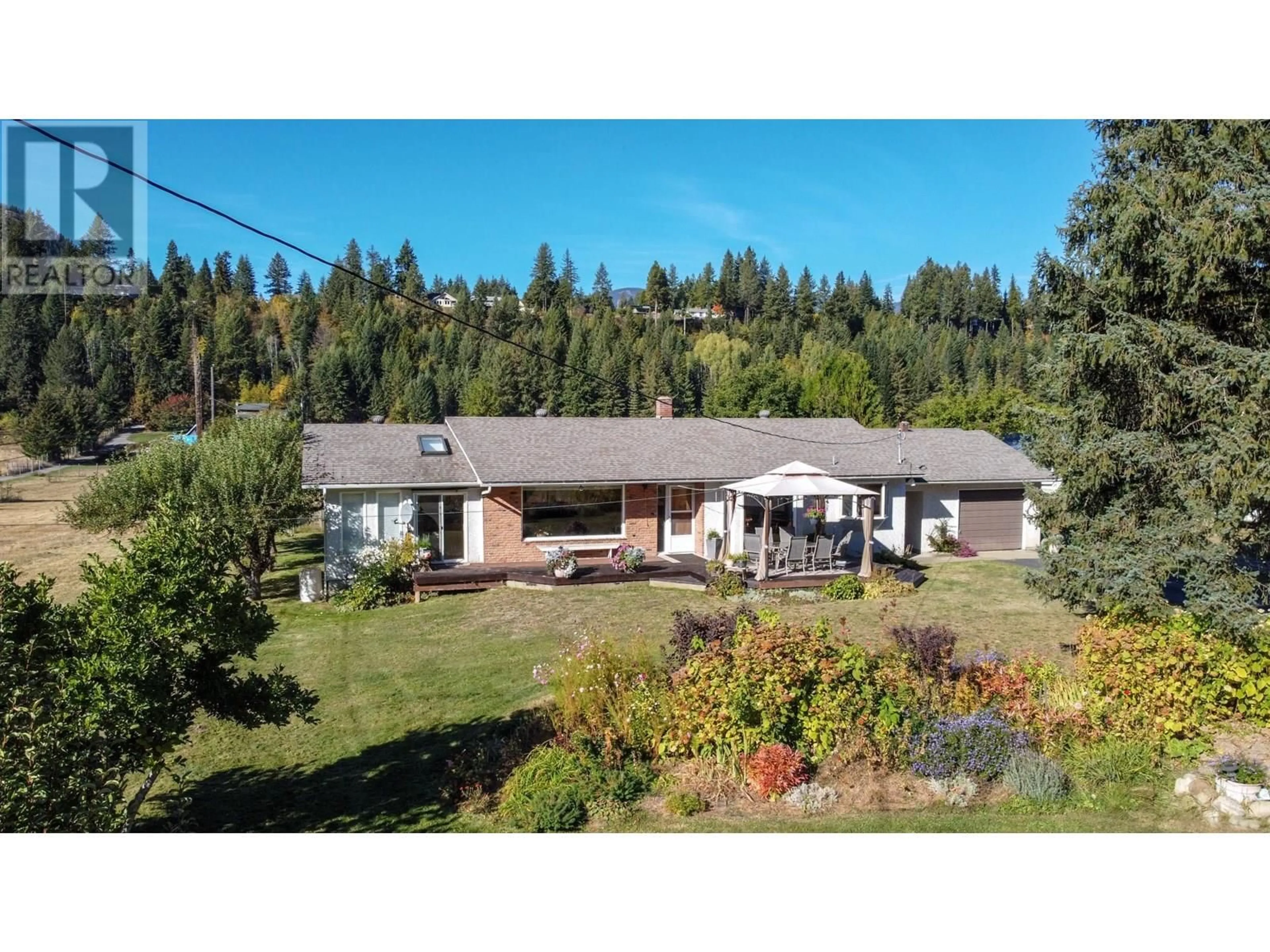 A pic from outside/outdoor area/front of a property/back of a property/a pic from drone, unknown for 2697 SHOREACRES ROAD, Castlegar British Columbia V1N4R1