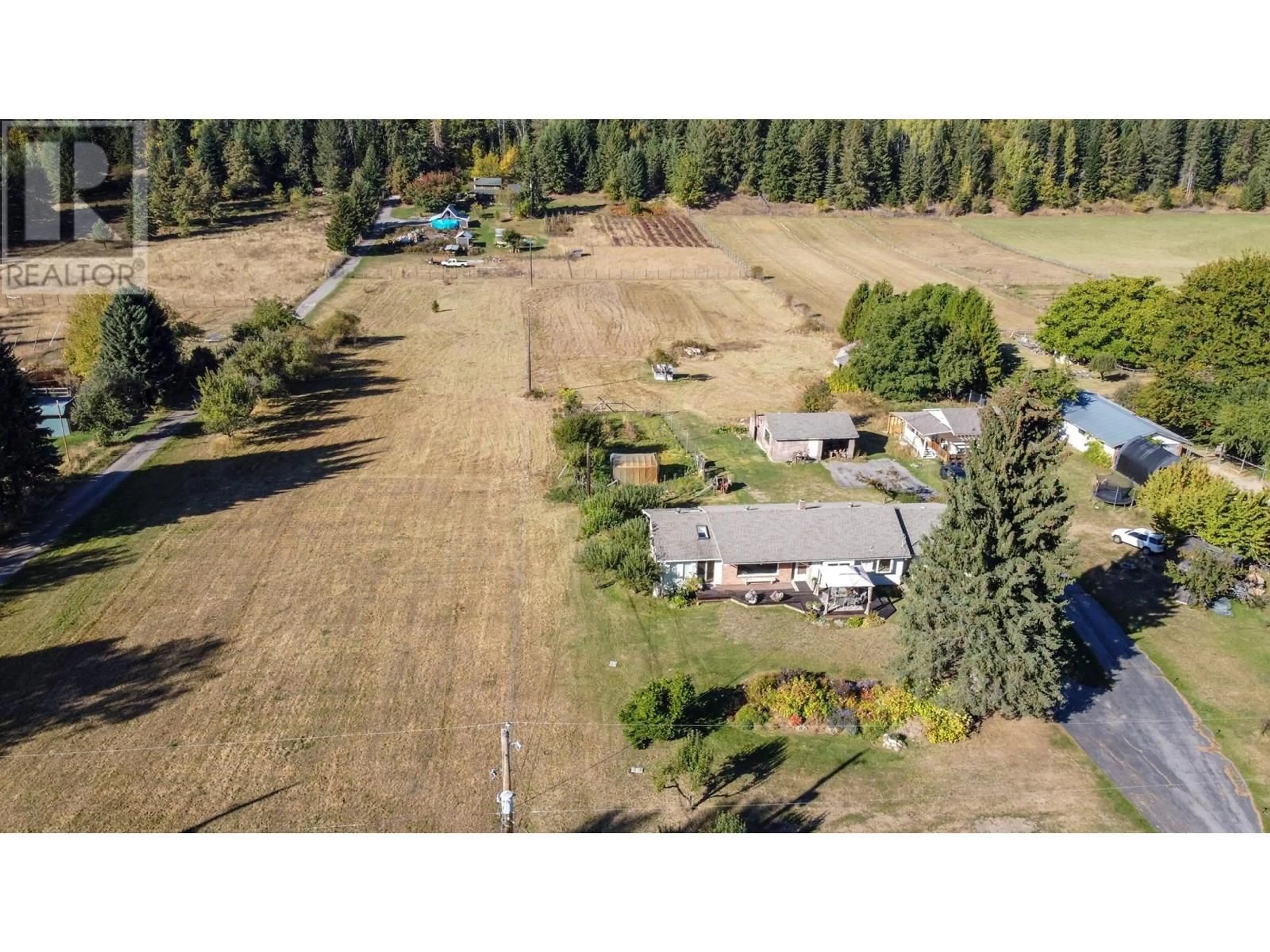 A pic from outside/outdoor area/front of a property/back of a property/a pic from drone, unknown for 2697 SHOREACRES ROAD, Castlegar British Columbia V1N4R1