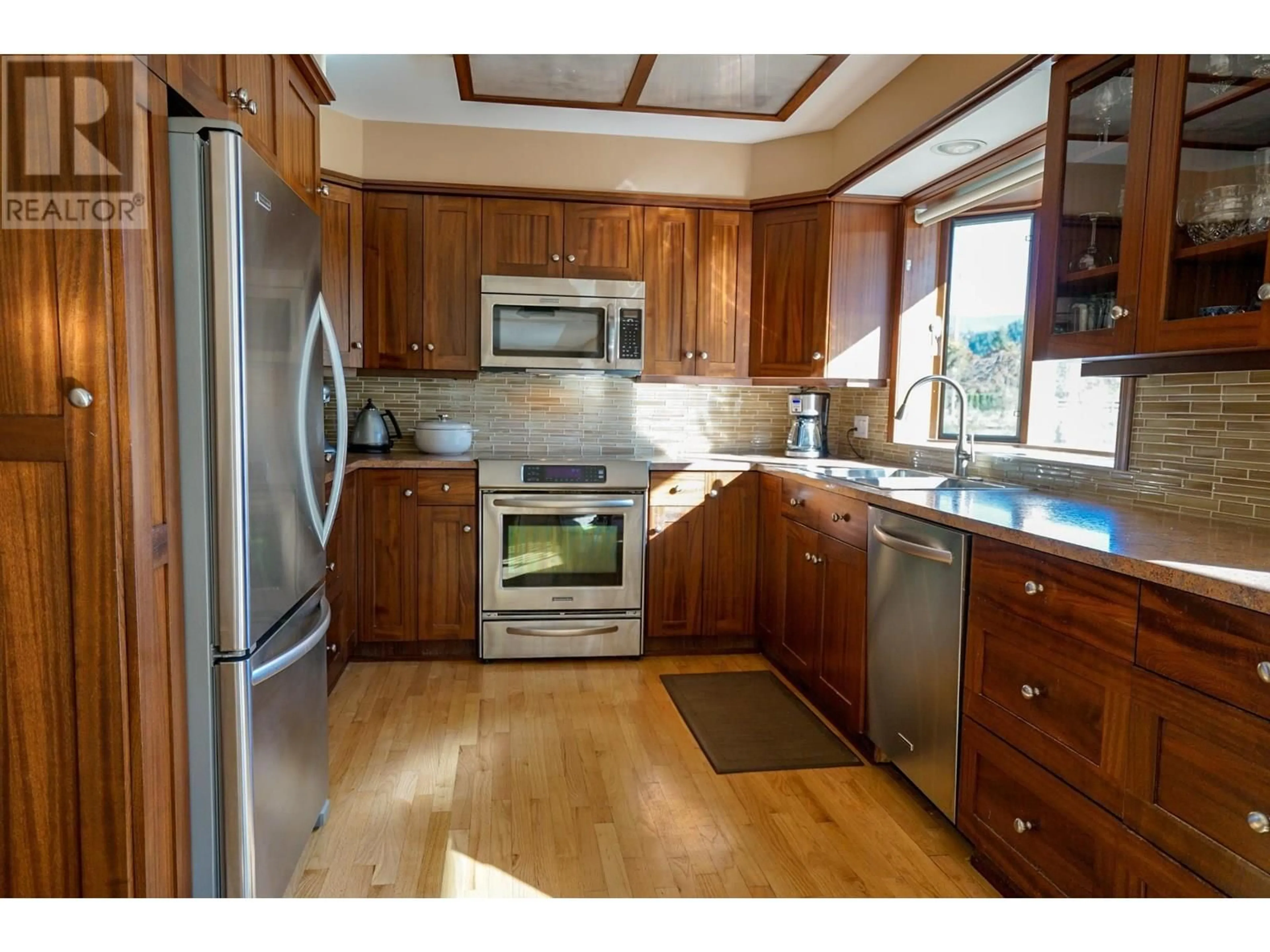 Standard kitchen, wood/laminate floor for 2697 SHOREACRES ROAD, Castlegar British Columbia V1N4R1