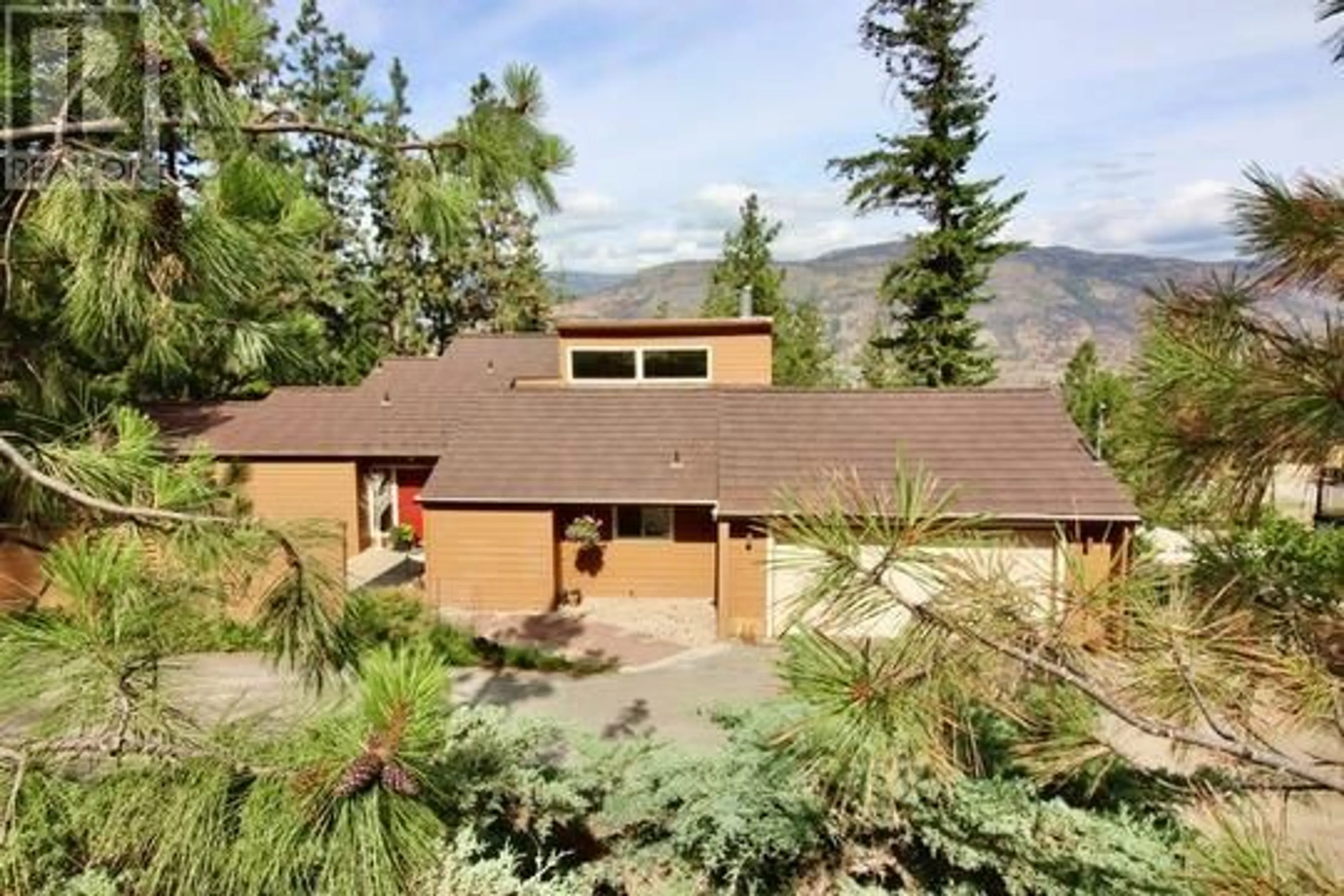 A pic from outside/outdoor area/front of a property/back of a property/a pic from drone, mountain view for 324 CLIFTON ROAD NORTH, Kelowna British Columbia V1V1N4