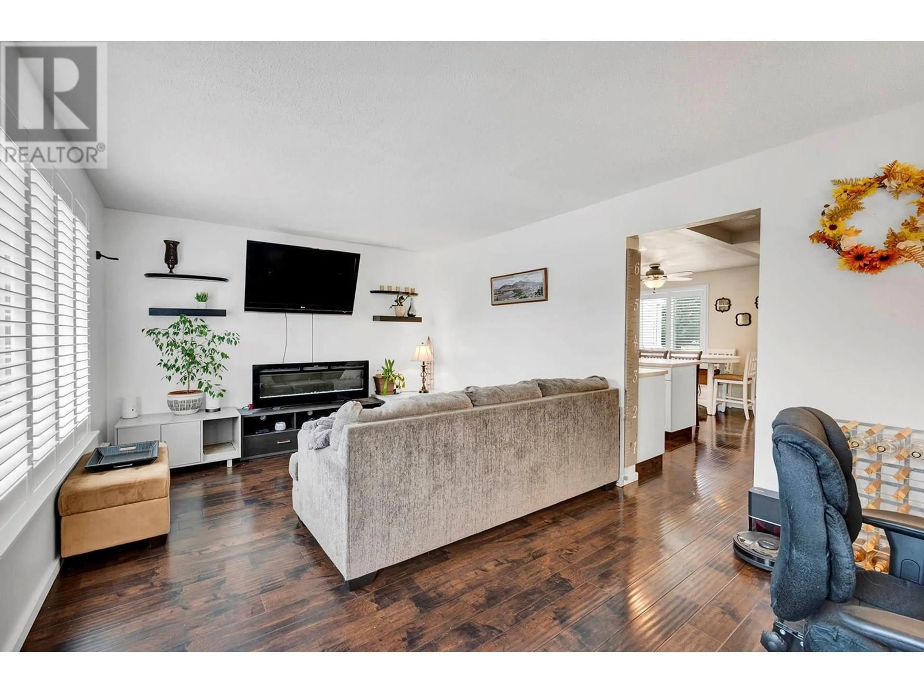 Living room with furniture, wood/laminate floor for 52 - 2568 SANDPIPER DRIVE, Kamloops British Columbia V2B6X1