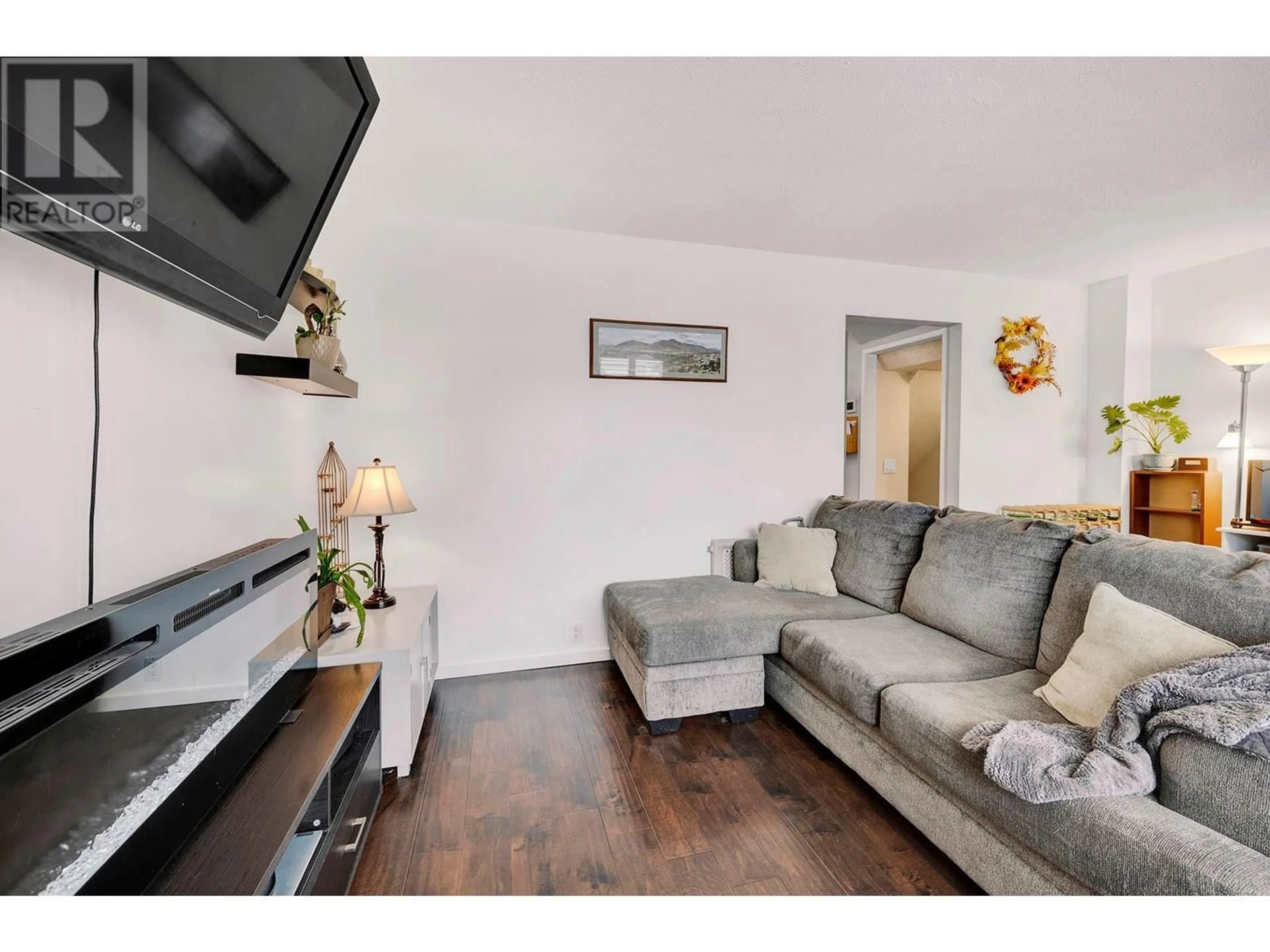Living room with furniture, wood/laminate floor for 52 - 2568 SANDPIPER DRIVE, Kamloops British Columbia V2B6X1
