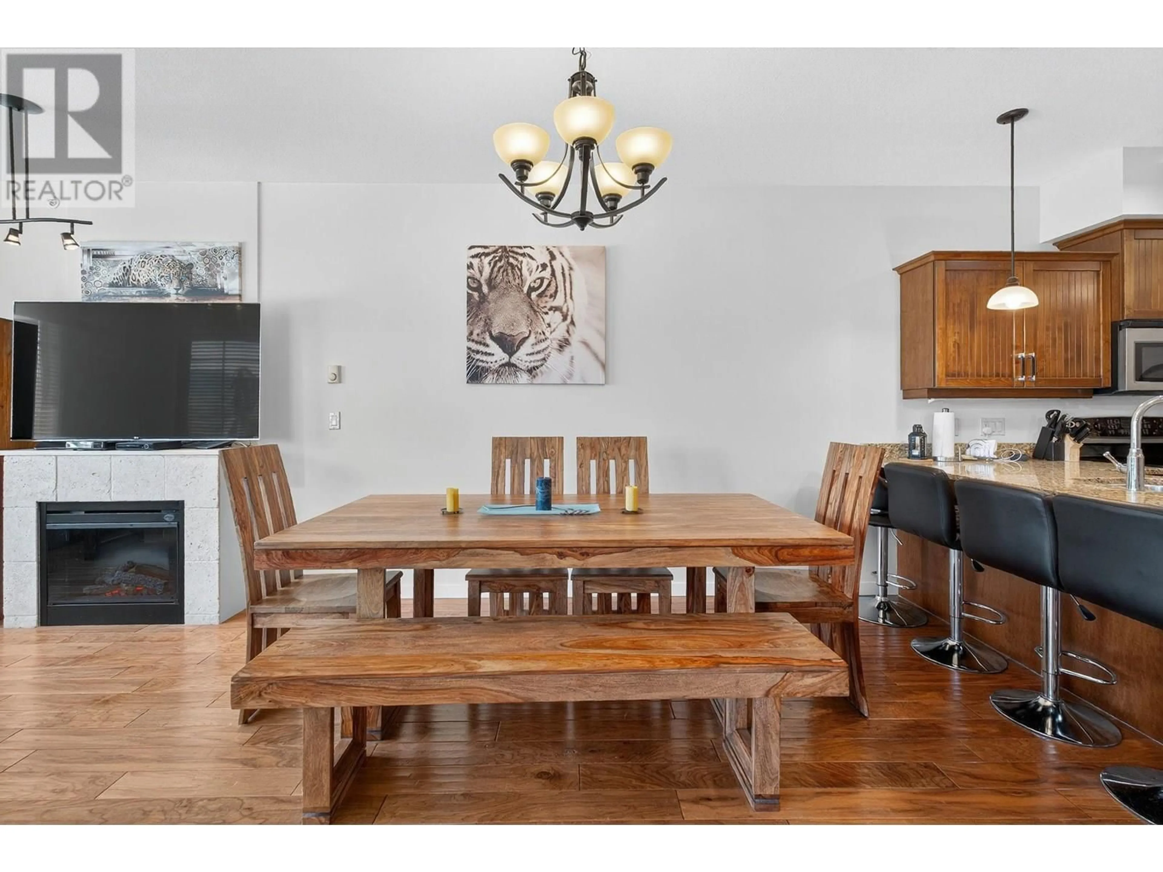 Dining room, wood/laminate floor for 407 - 3739 CASORSO ROAD, Kelowna British Columbia V1W5E8