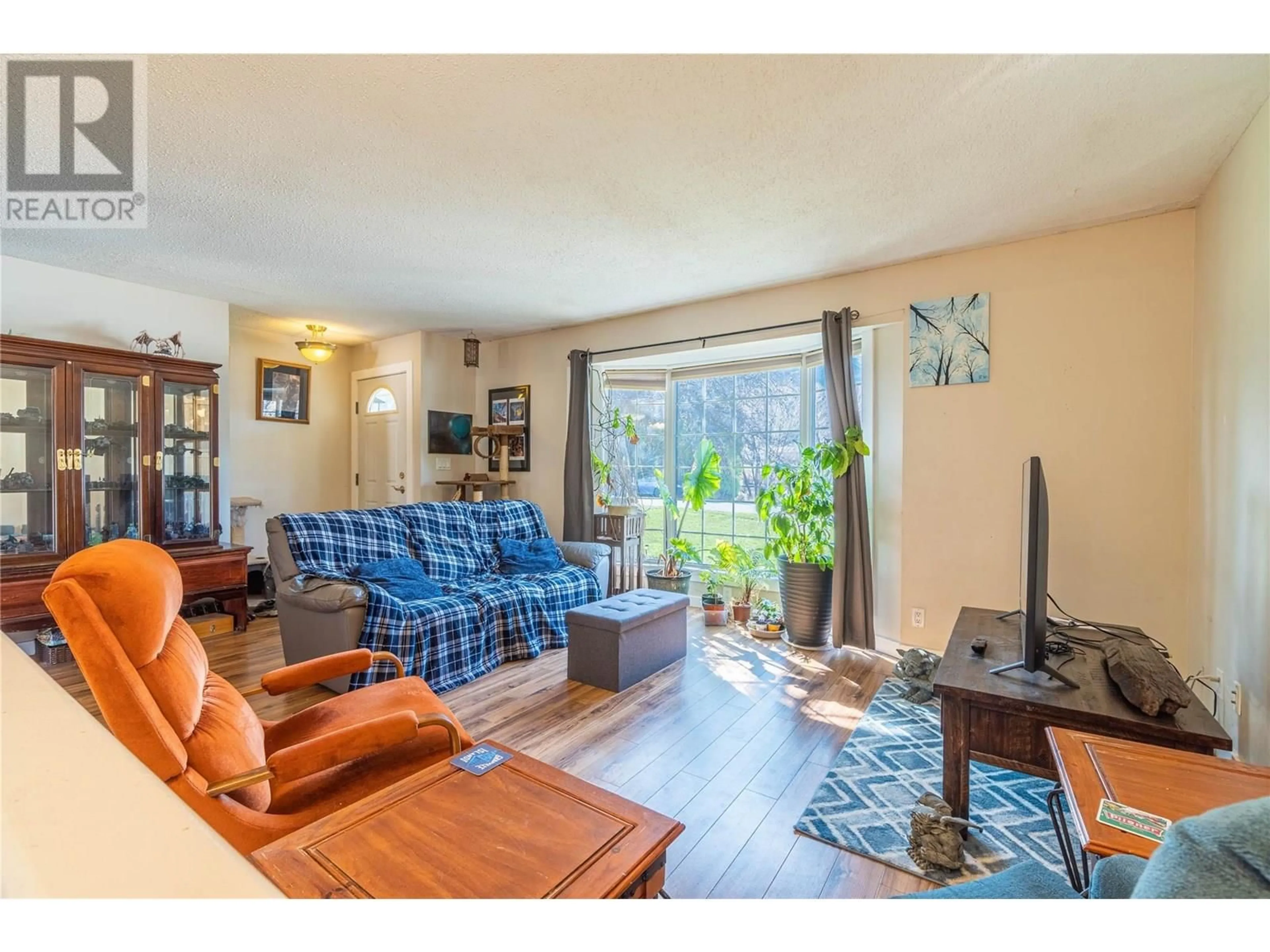 Living room with furniture, unknown for 6418 FURRER ROAD, Kamloops British Columbia V2C4V6