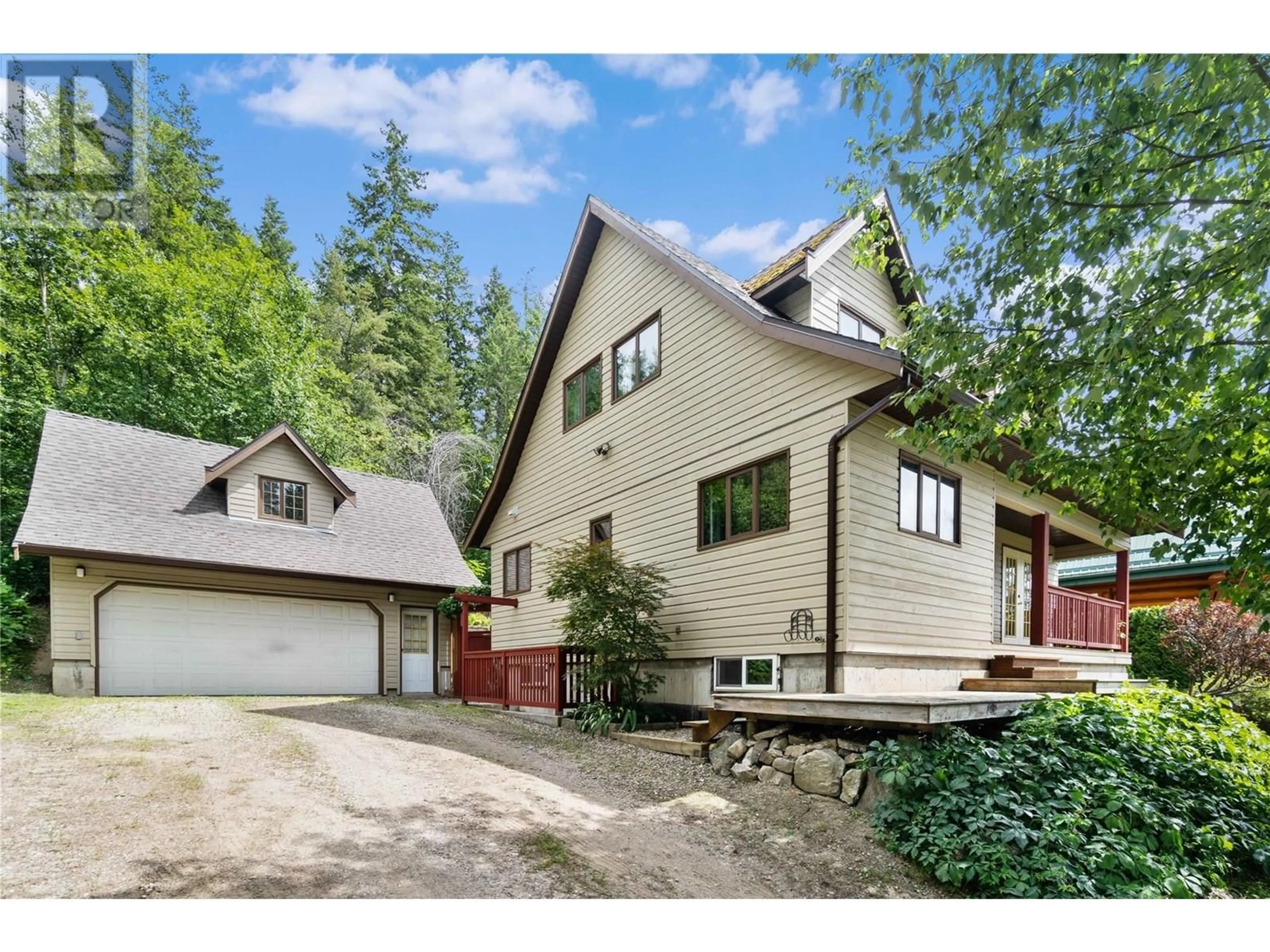 Home with vinyl exterior material, street for 3880 LAKESHORE ROAD NORTHEAST, Salmon Arm British Columbia V1E3N5