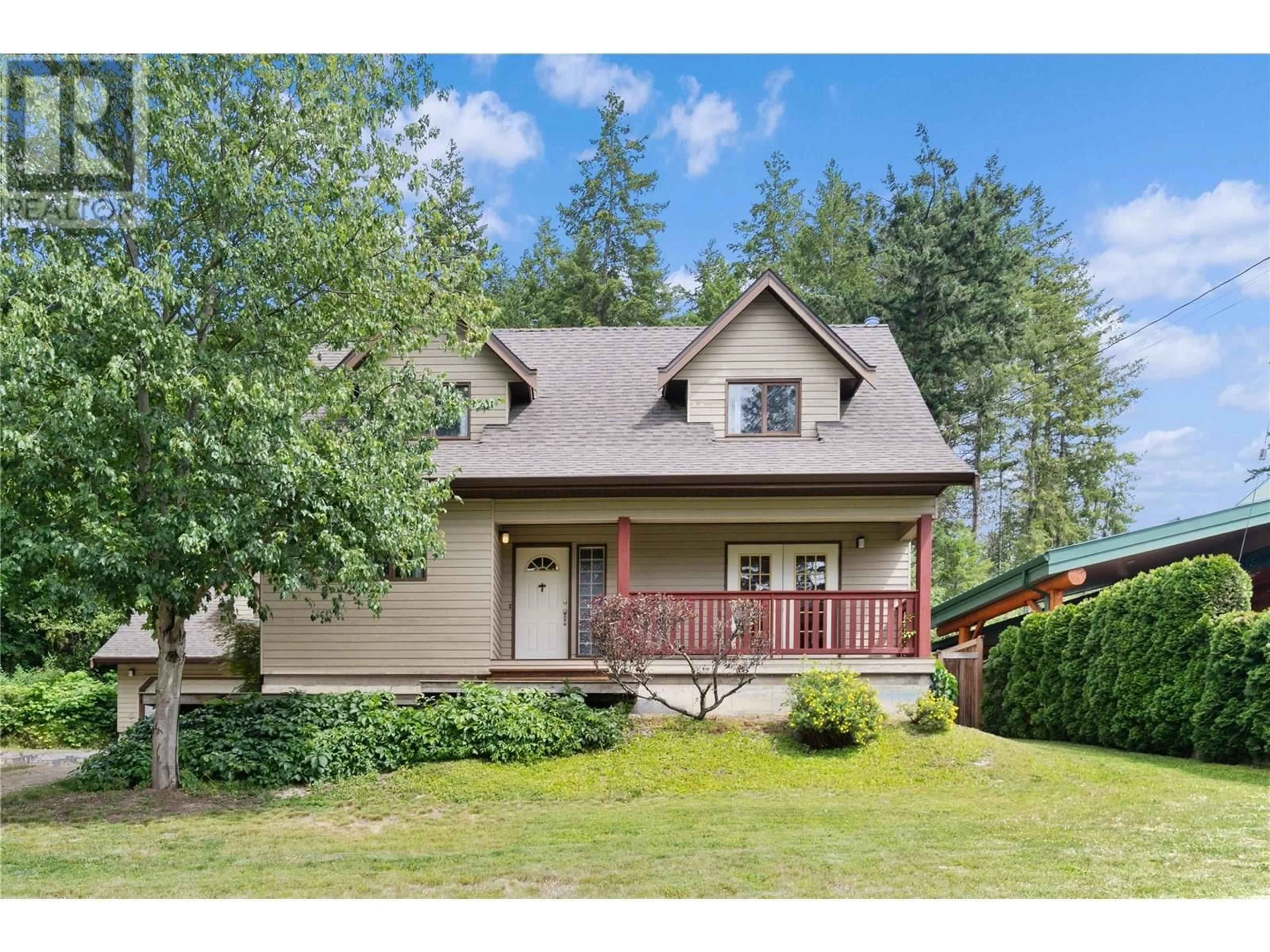 Home with vinyl exterior material, street for 3880 LAKESHORE ROAD NORTHEAST, Salmon Arm British Columbia V1E3N5