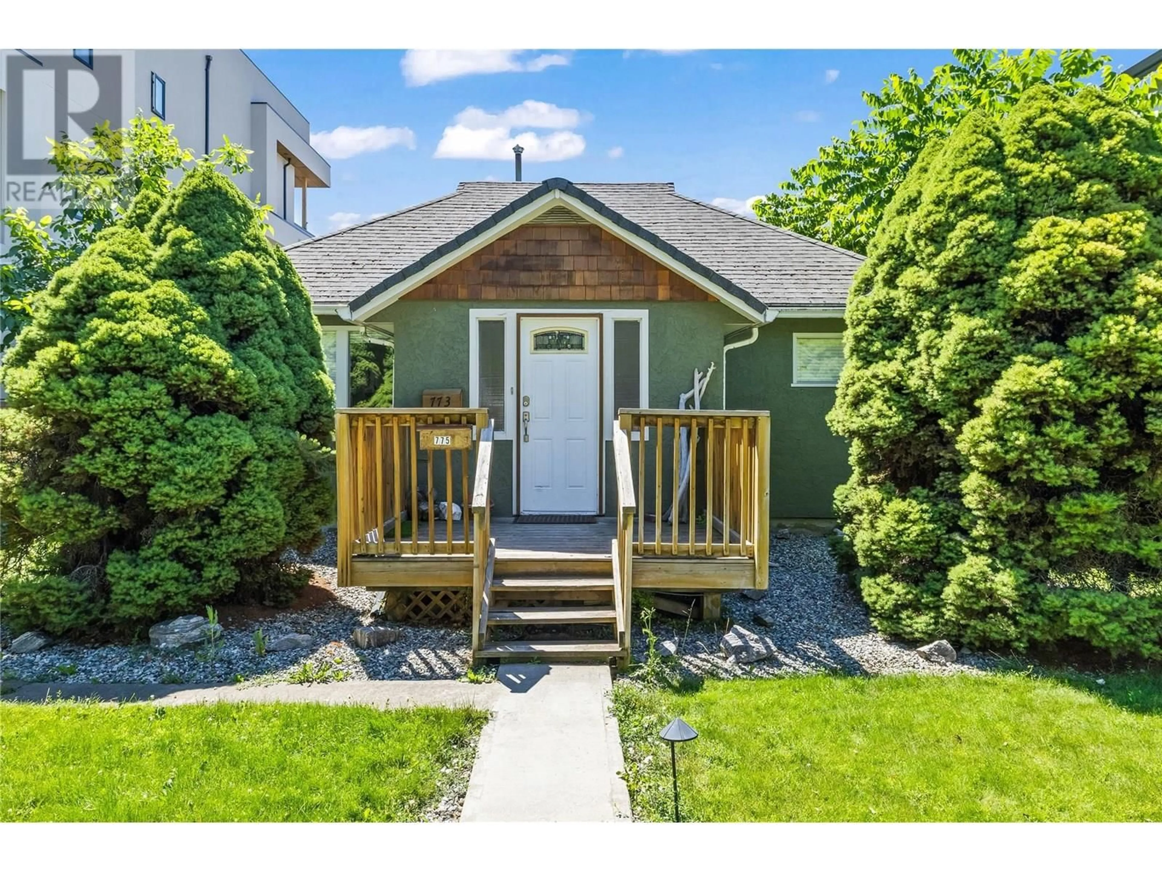 Home with vinyl exterior material, street for 773-775 MARTIN AVENUE, Kelowna British Columbia V1Y6V4