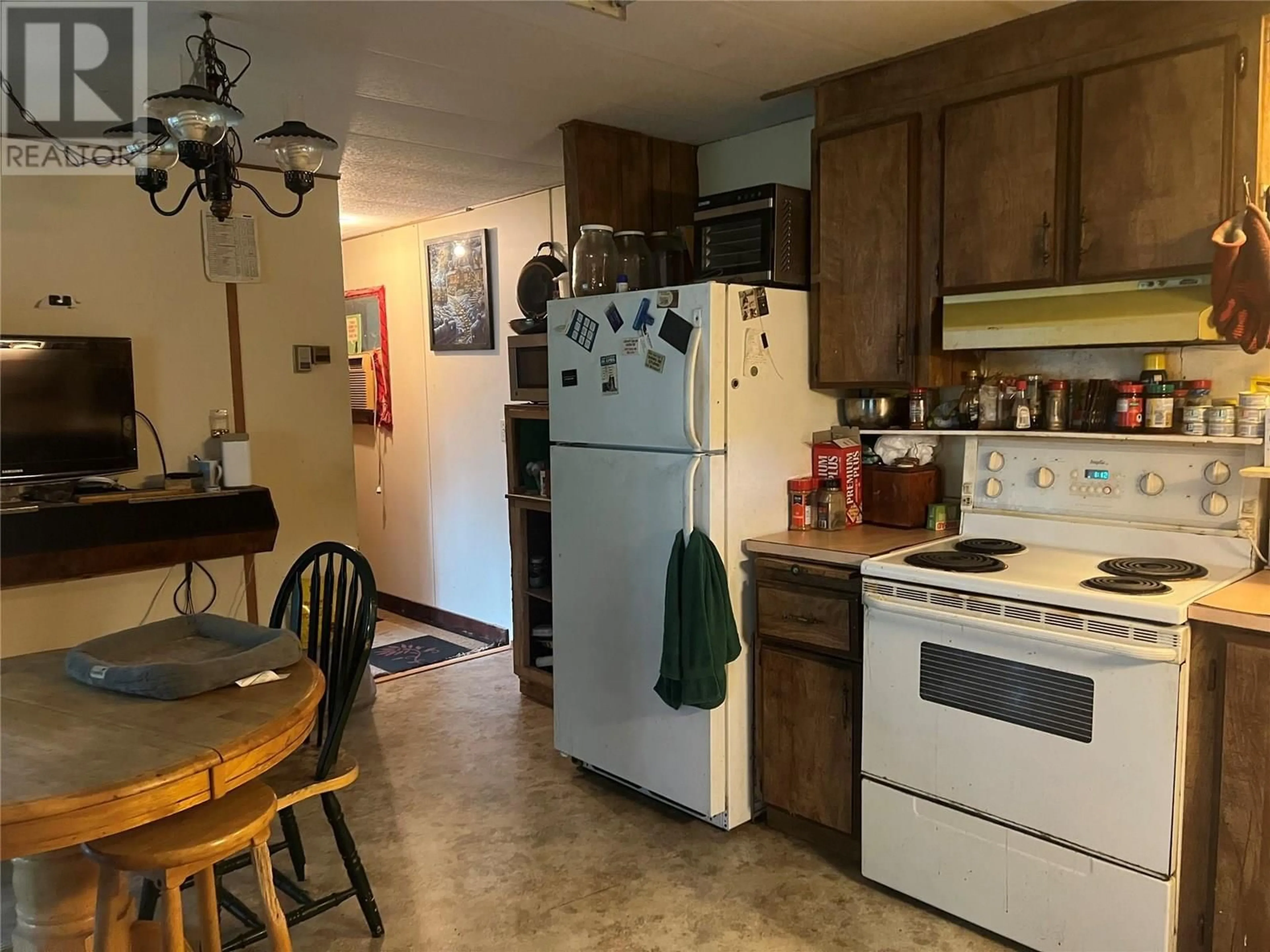Standard kitchen, unknown for 1932 BRILLIANT ROAD, Castlegar British Columbia V1N4K2