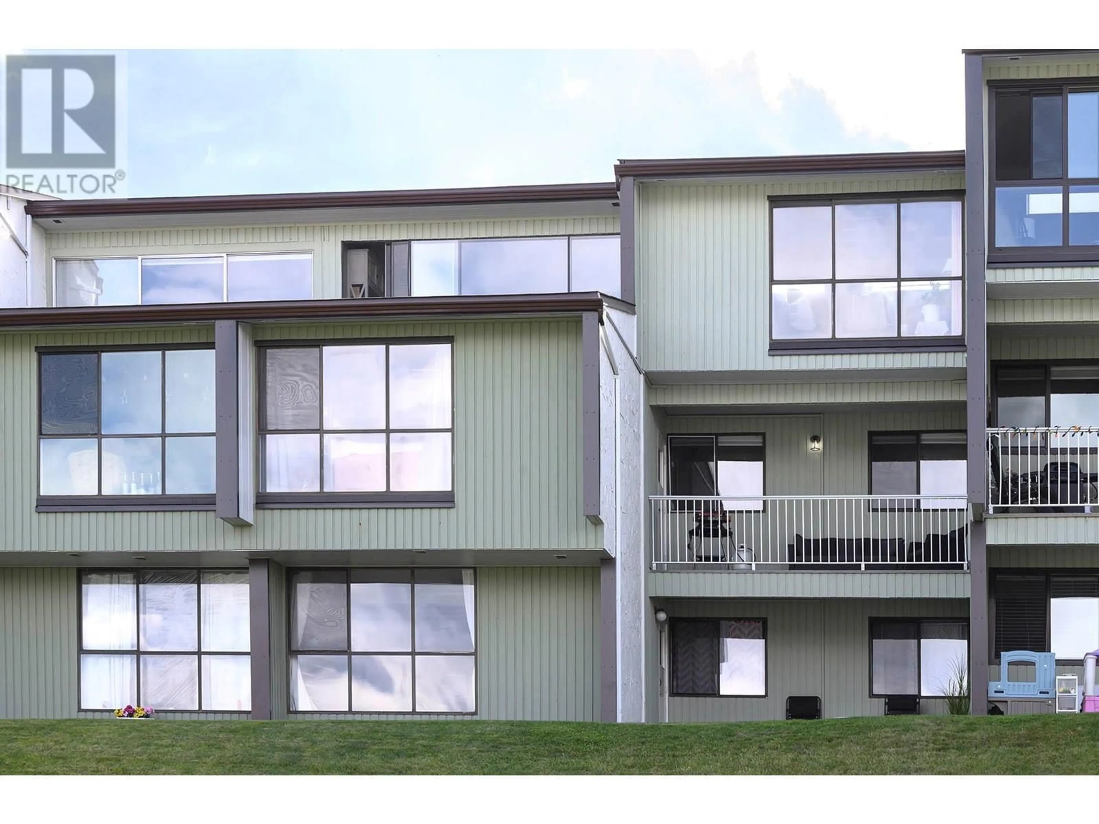 Home with vinyl exterior material, building for 89 - 137 MCGILL ROAD, Kamloops British Columbia V2C1L9