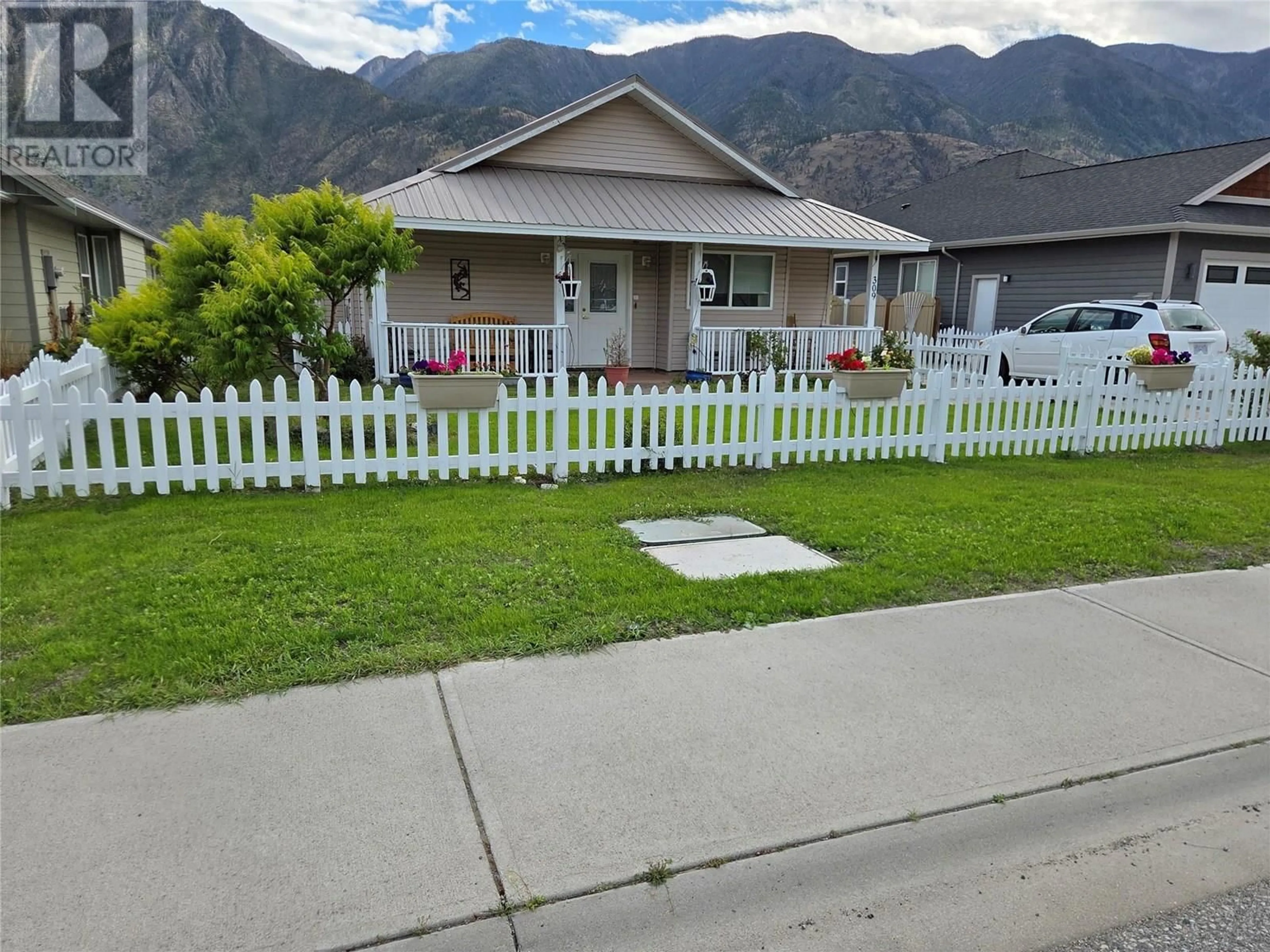 A pic from outside/outdoor area/front of a property/back of a property/a pic from drone, mountain view for 309 2ND AVENUE, Keremeos British Columbia V0X1N3