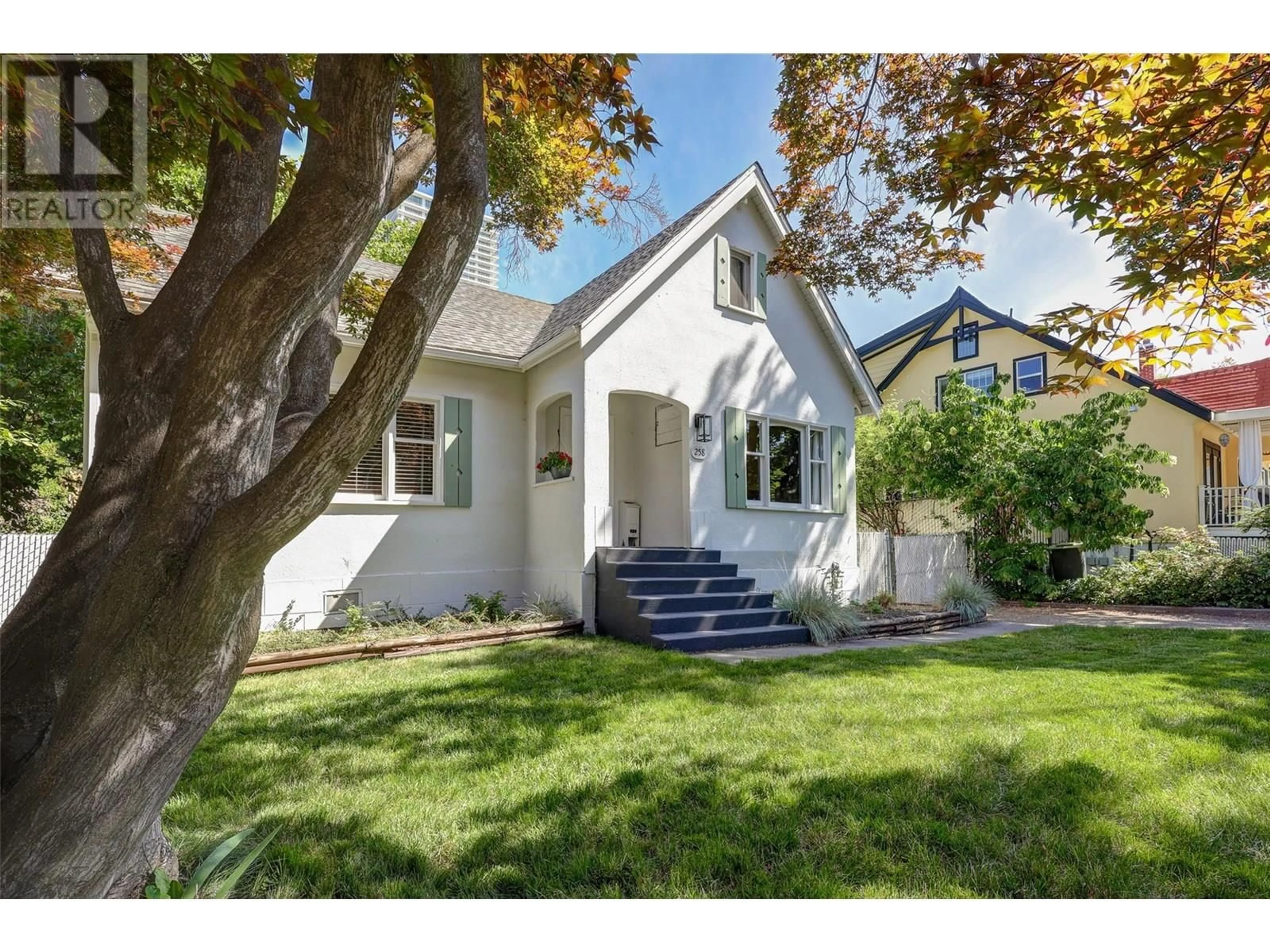 Home with vinyl exterior material, street for 258 RIVERSIDE AVENUE, Kelowna British Columbia V1Y1A6