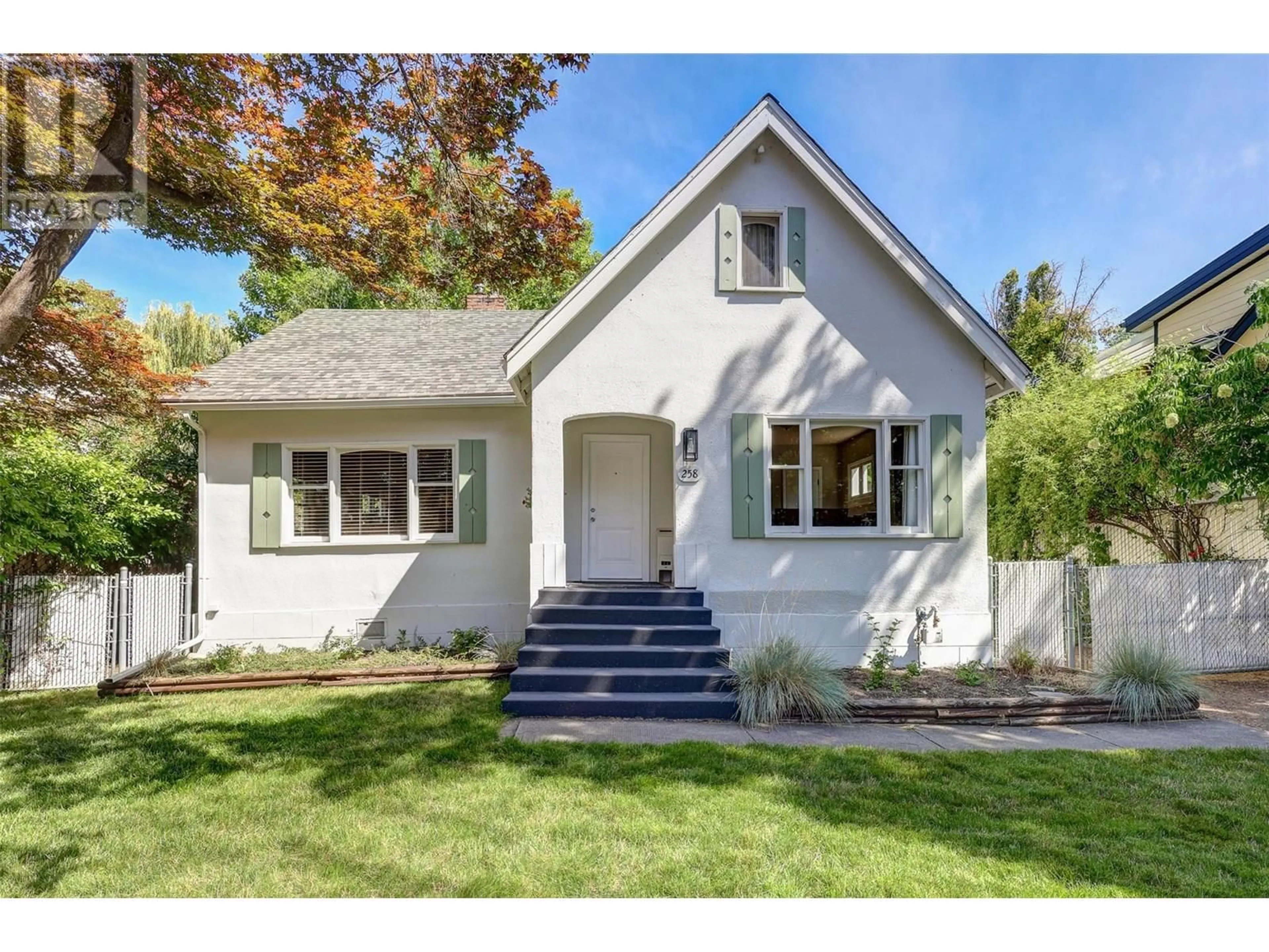 Home with vinyl exterior material, street for 258 RIVERSIDE AVENUE, Kelowna British Columbia V1Y1A6