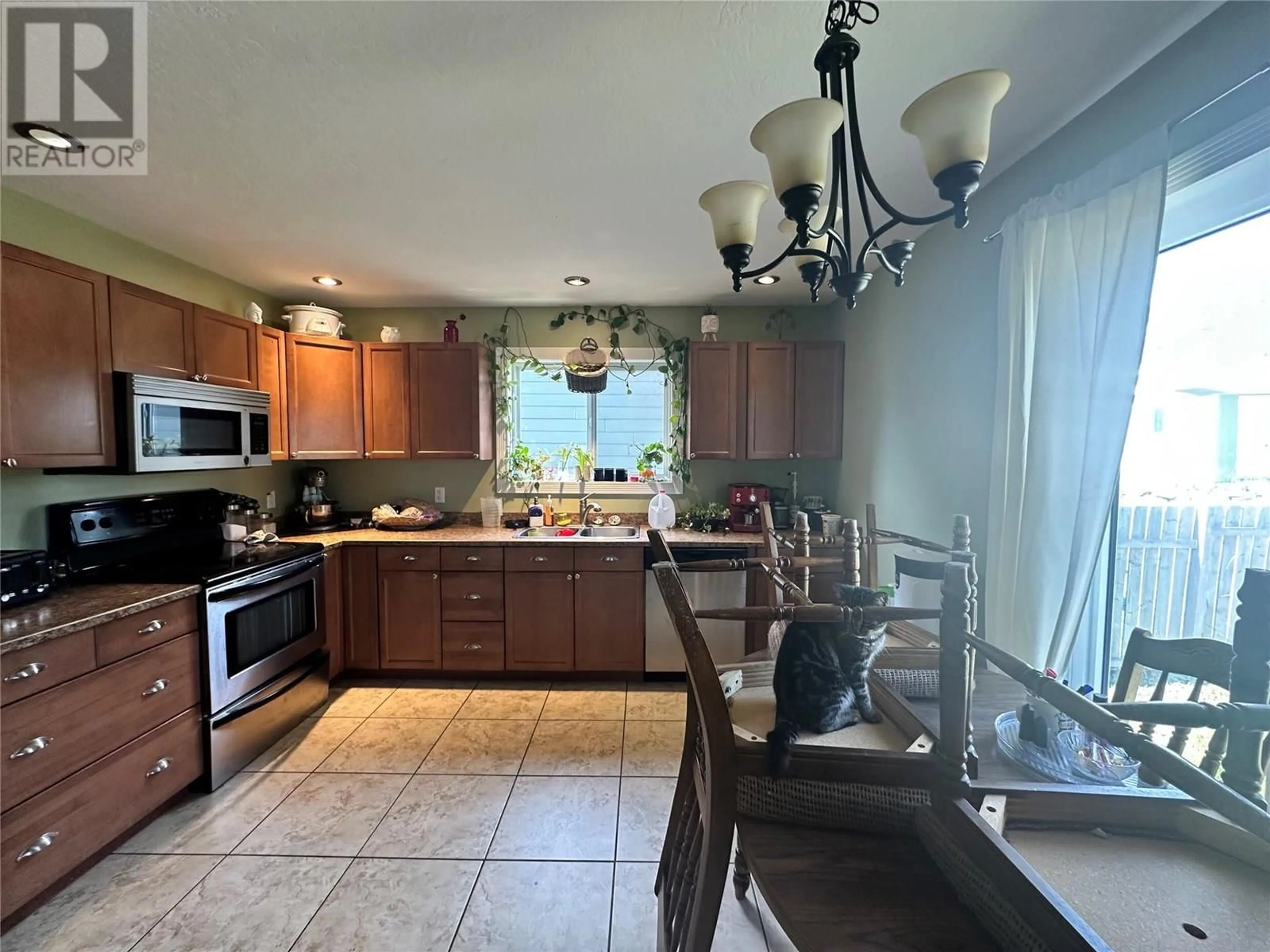 Open concept kitchen, ceramic/tile floor for 336 98 AVENUE, Dawson Creek British Columbia V1G1R7