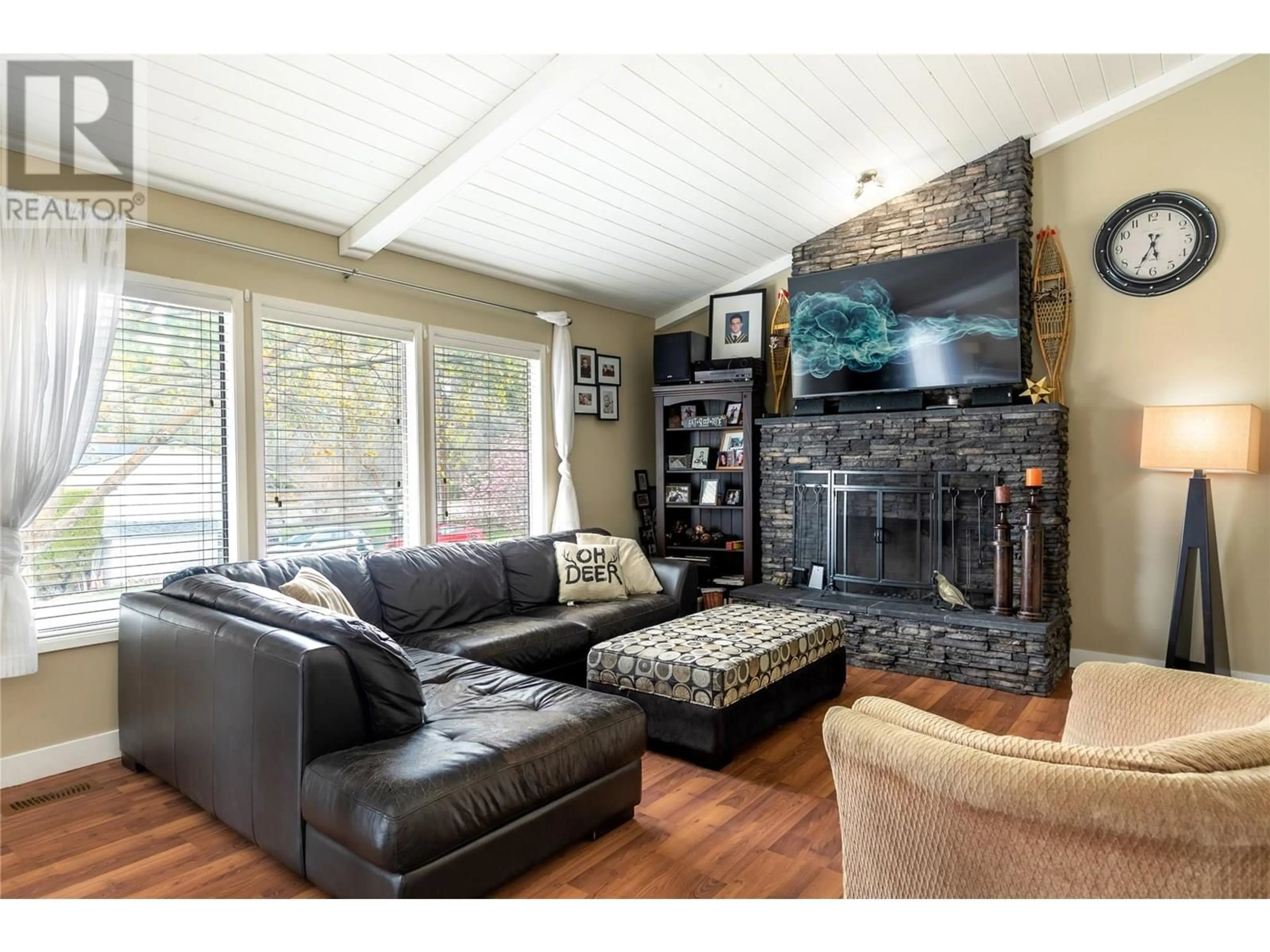 Living room with furniture, wood/laminate floor for 875 HAMMER AVENUE, Kelowna British Columbia V1W2B7