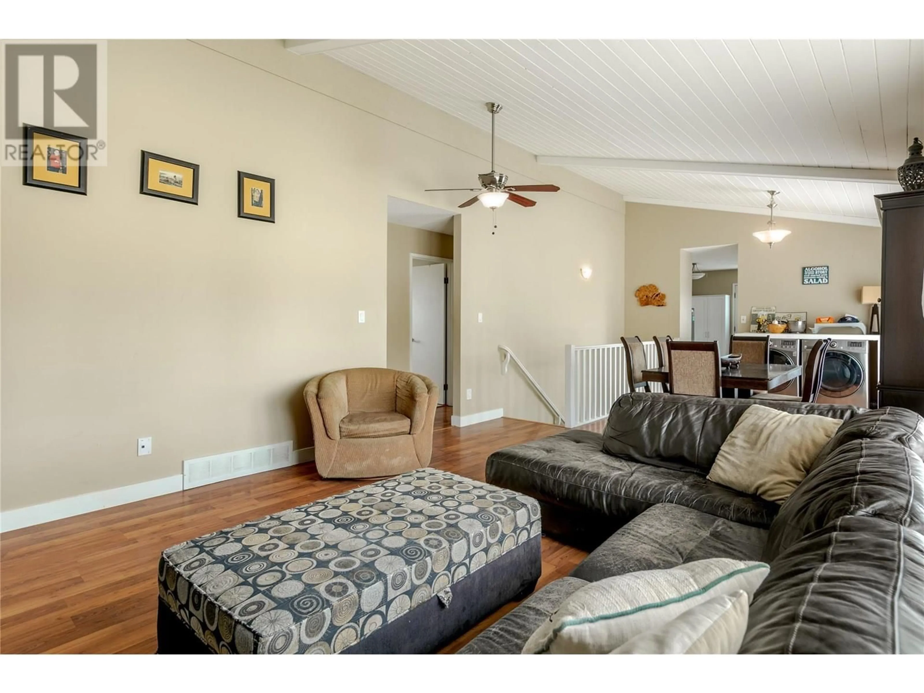 Living room with furniture, wood/laminate floor for 875 HAMMER AVENUE, Kelowna British Columbia V1W2B7