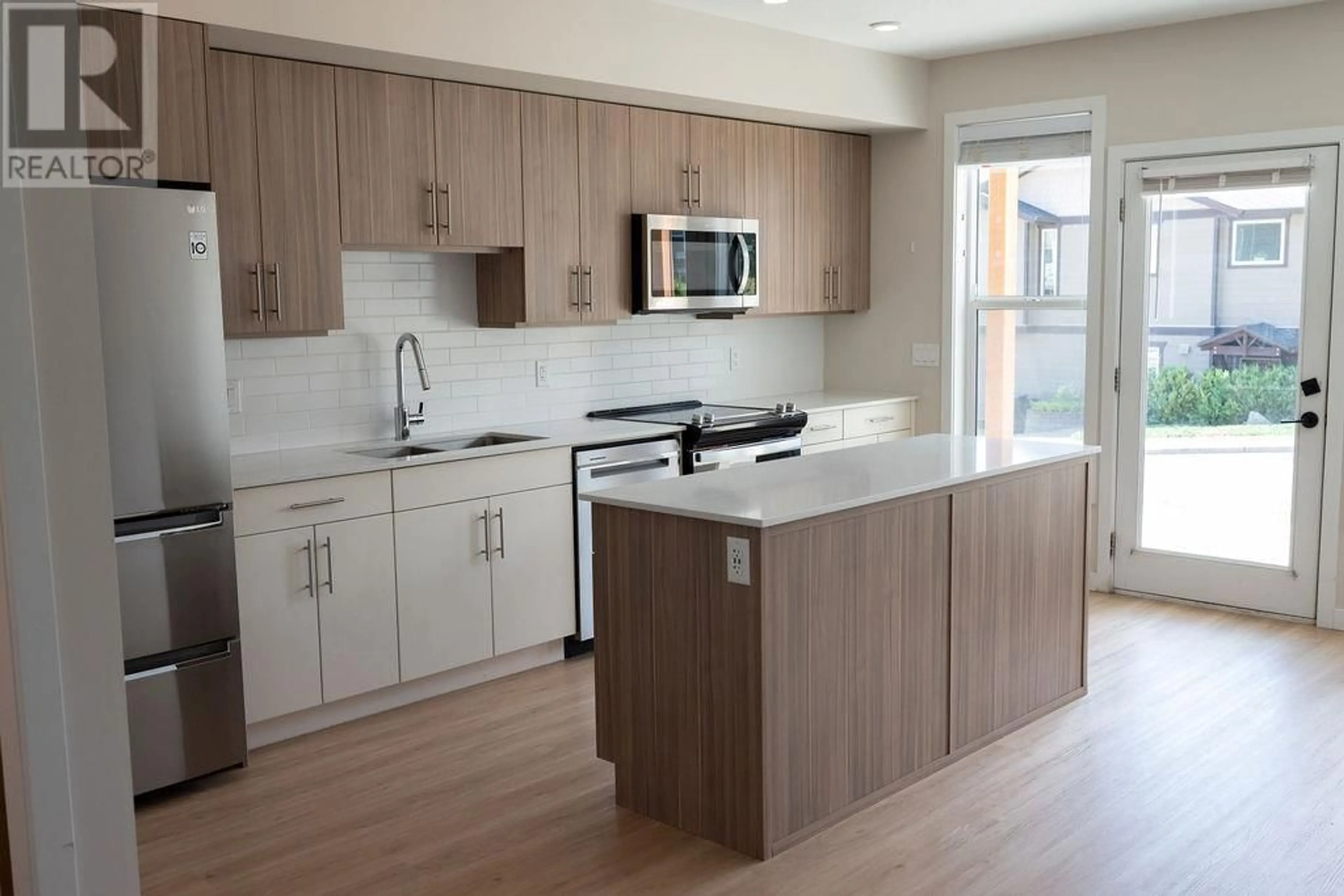 Open concept kitchen, wood/laminate floor for 84 - 685 BOYNTON PLACE, Kelowna British Columbia V1V2Z4