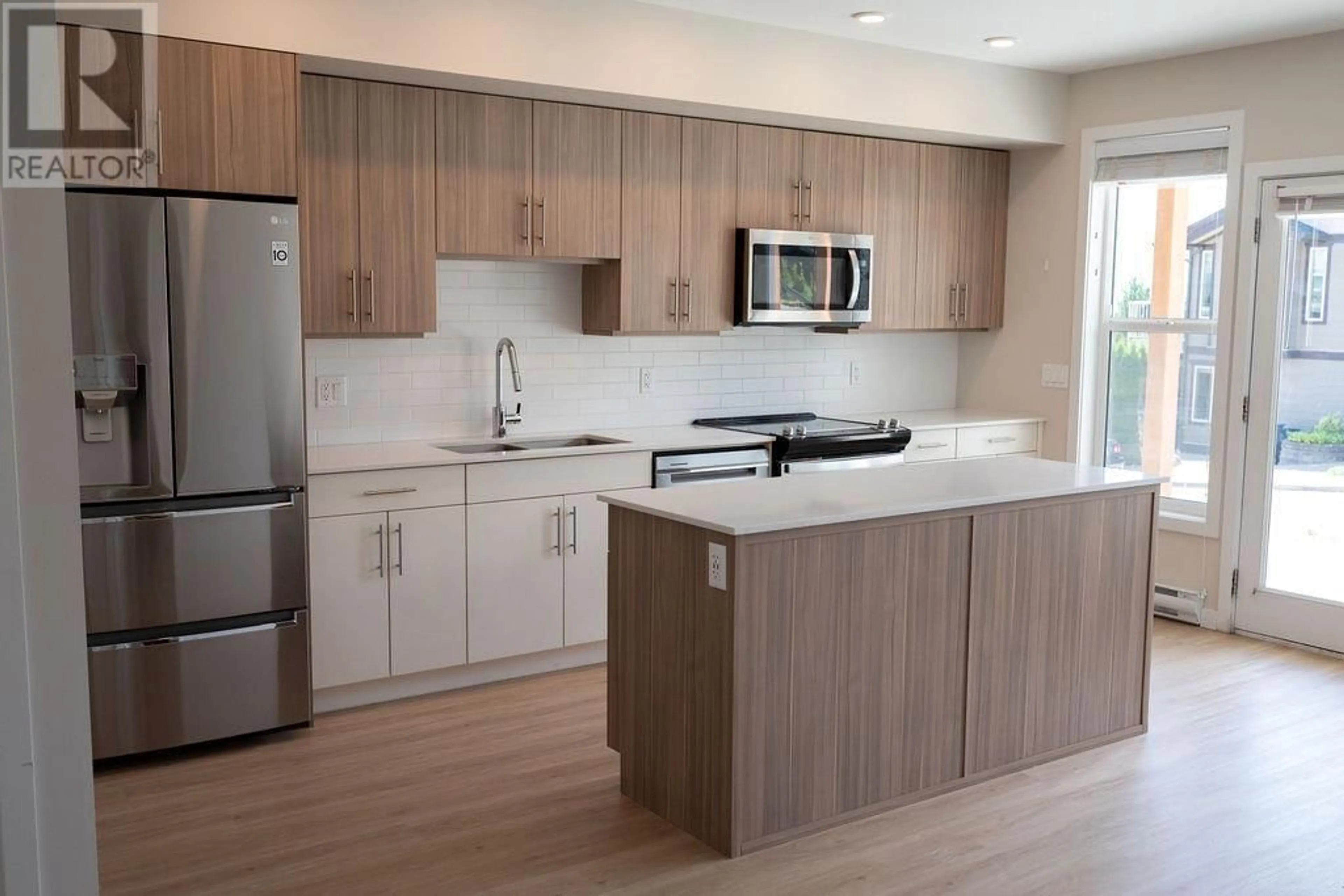 Open concept kitchen, wood/laminate floor for 84 - 685 BOYNTON PLACE, Kelowna British Columbia V1V2Z4