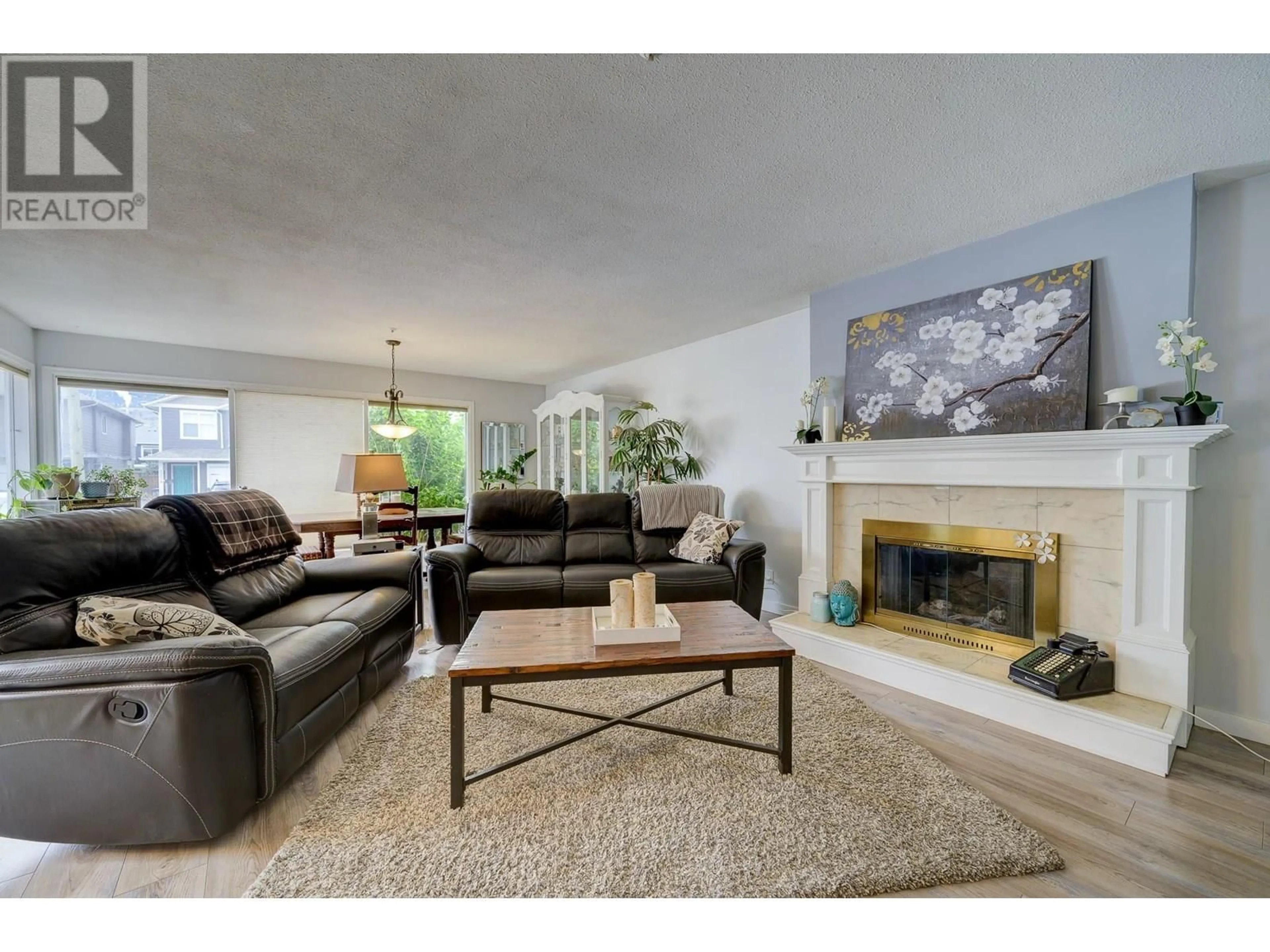 Living room with furniture, unknown for 2374 PARKCREST AVENUE, Kamloops British Columbia V2B4Y3