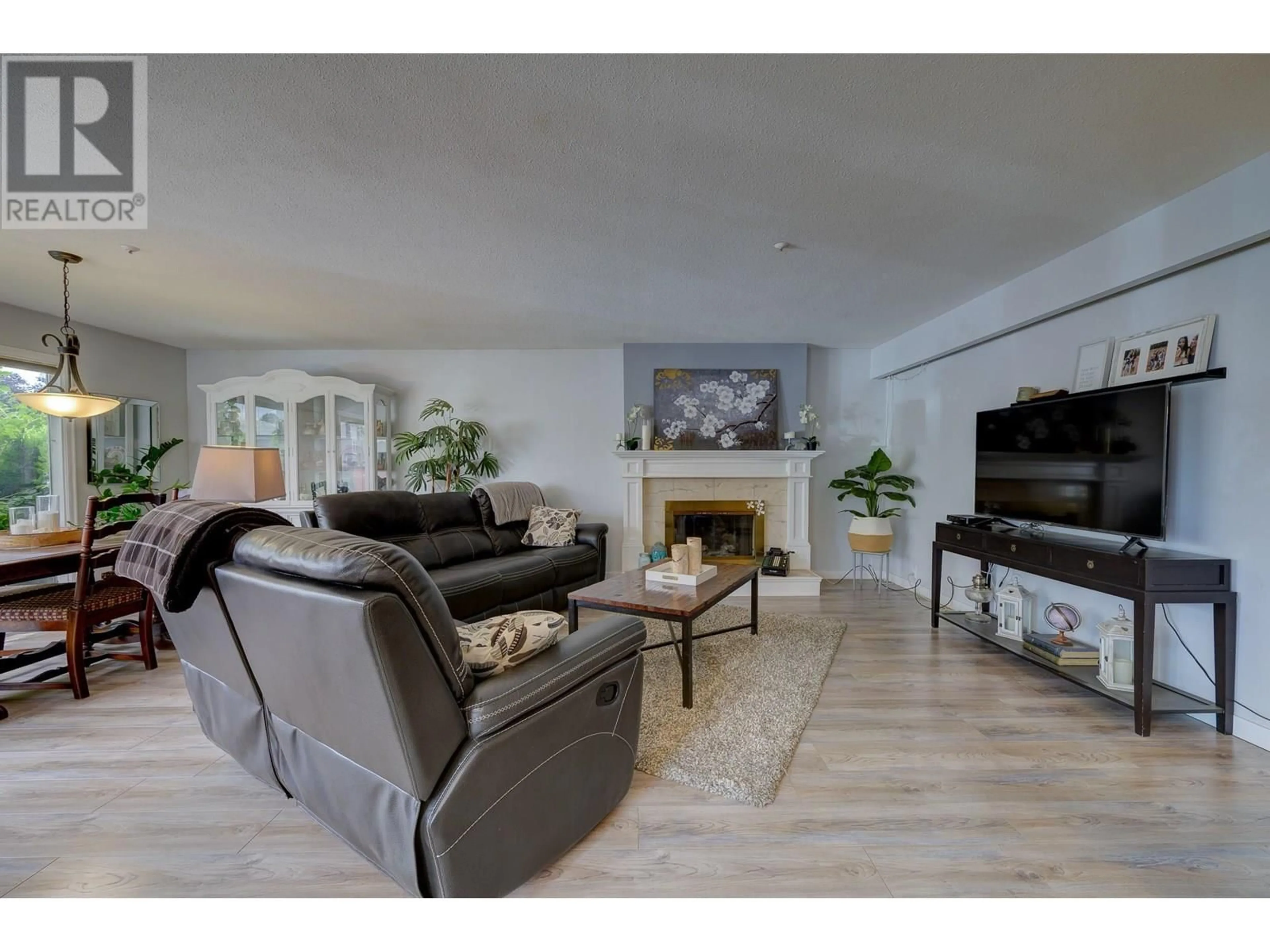 Living room with furniture, unknown for 2374 PARKCREST AVENUE, Kamloops British Columbia V2B4Y3