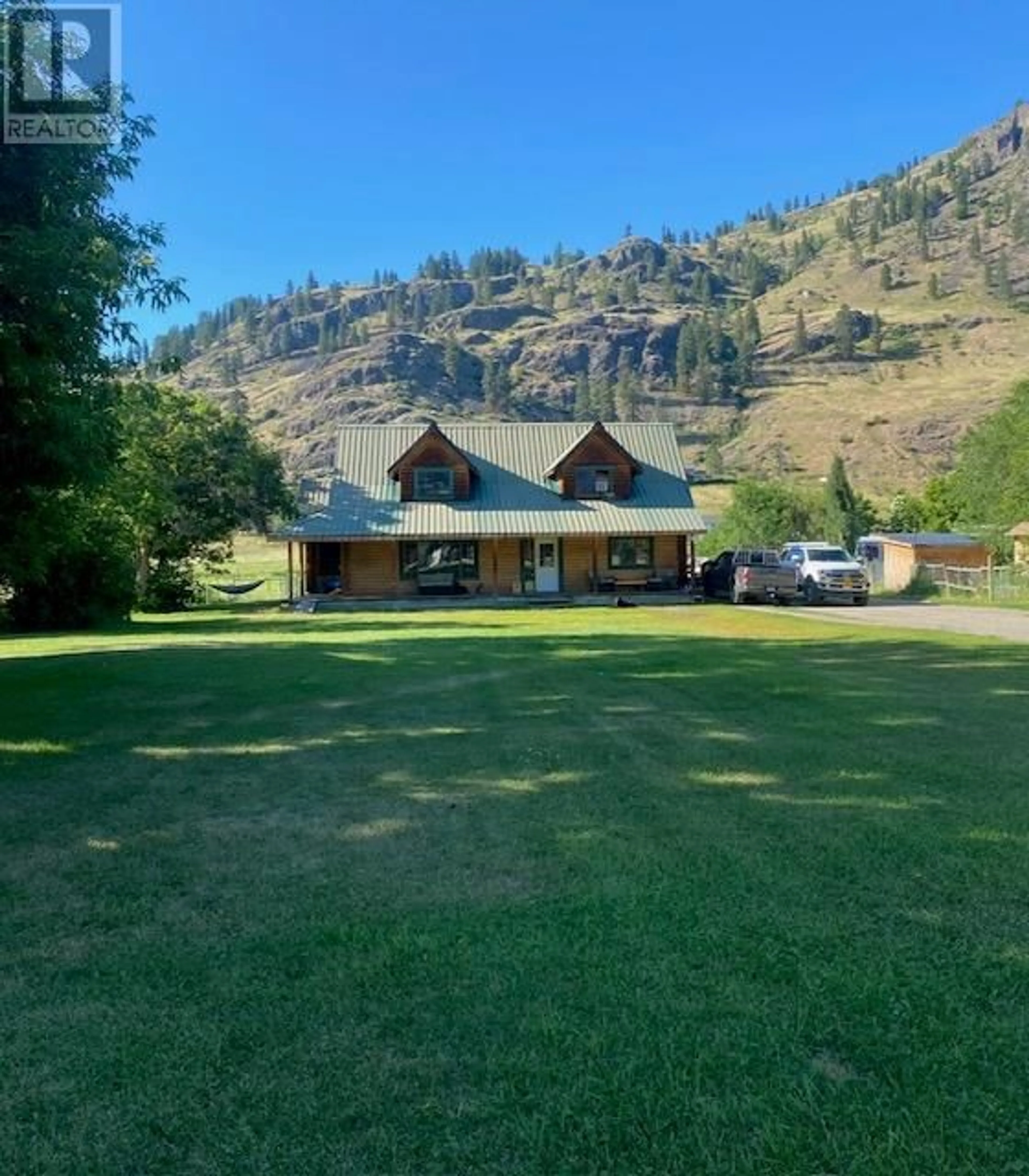A pic from outside/outdoor area/front of a property/back of a property/a pic from drone, mountain view for 937 THIRTEENTH AVENUE, Midway British Columbia V0H1M0