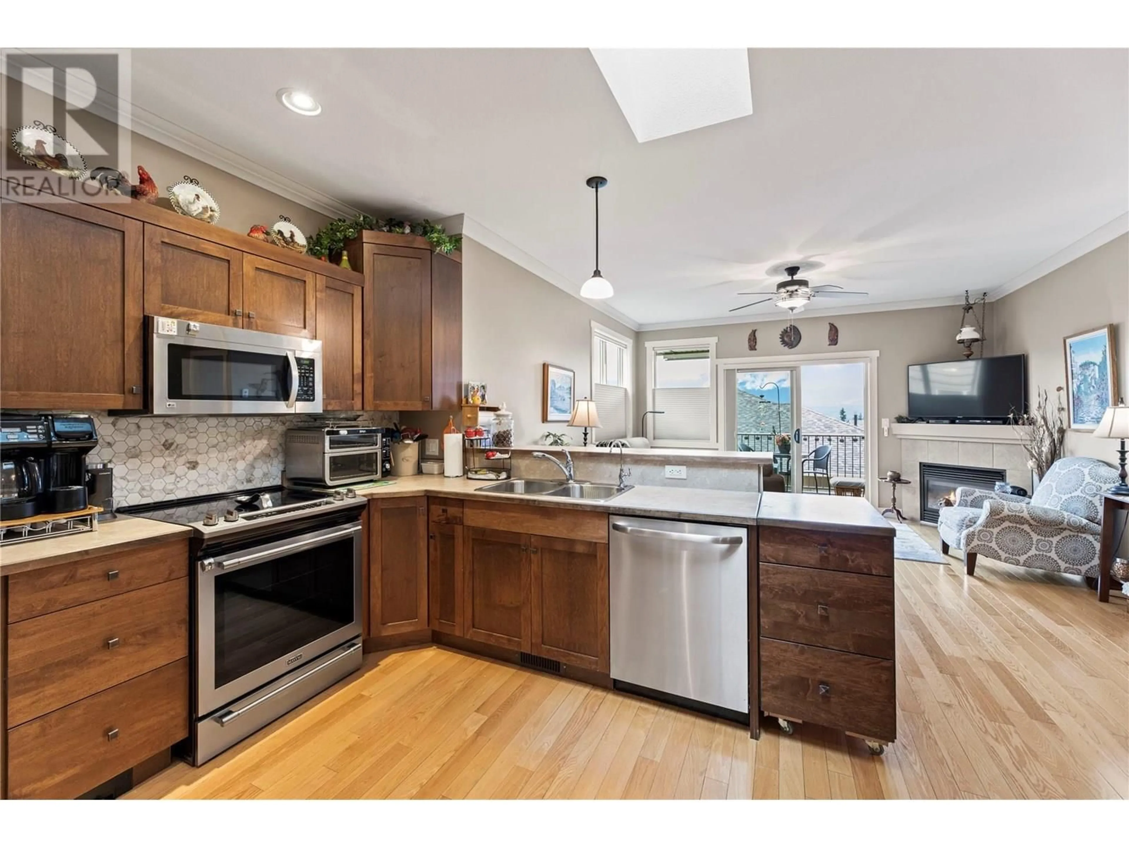 Open concept kitchen, wood/laminate floor for 15 - 2751 15 AVENUE NORTHEAST, Salmon Arm British Columbia V1E0B5