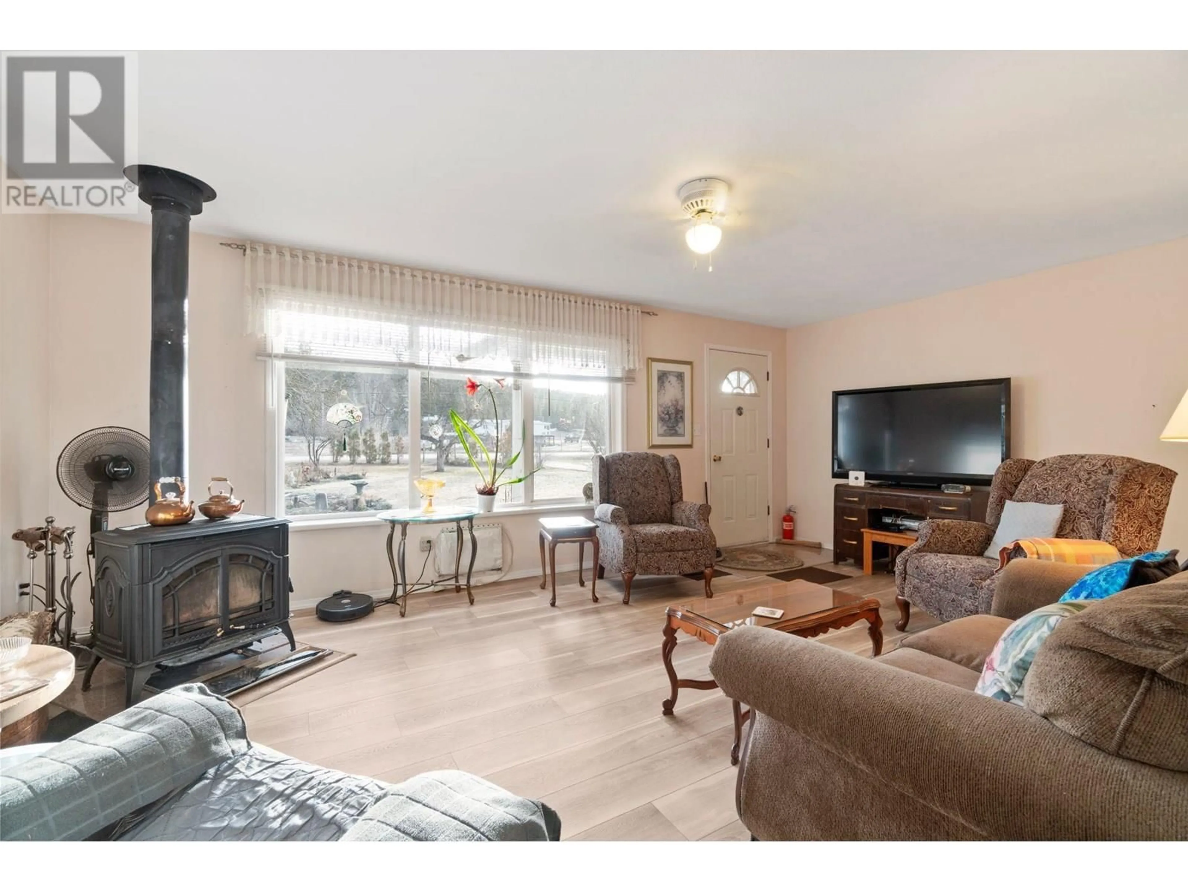 Living room with furniture, unknown for 7024 HIGHWAY 97-B HIGHWAY, Salmon Arm British Columbia V0E2Y6