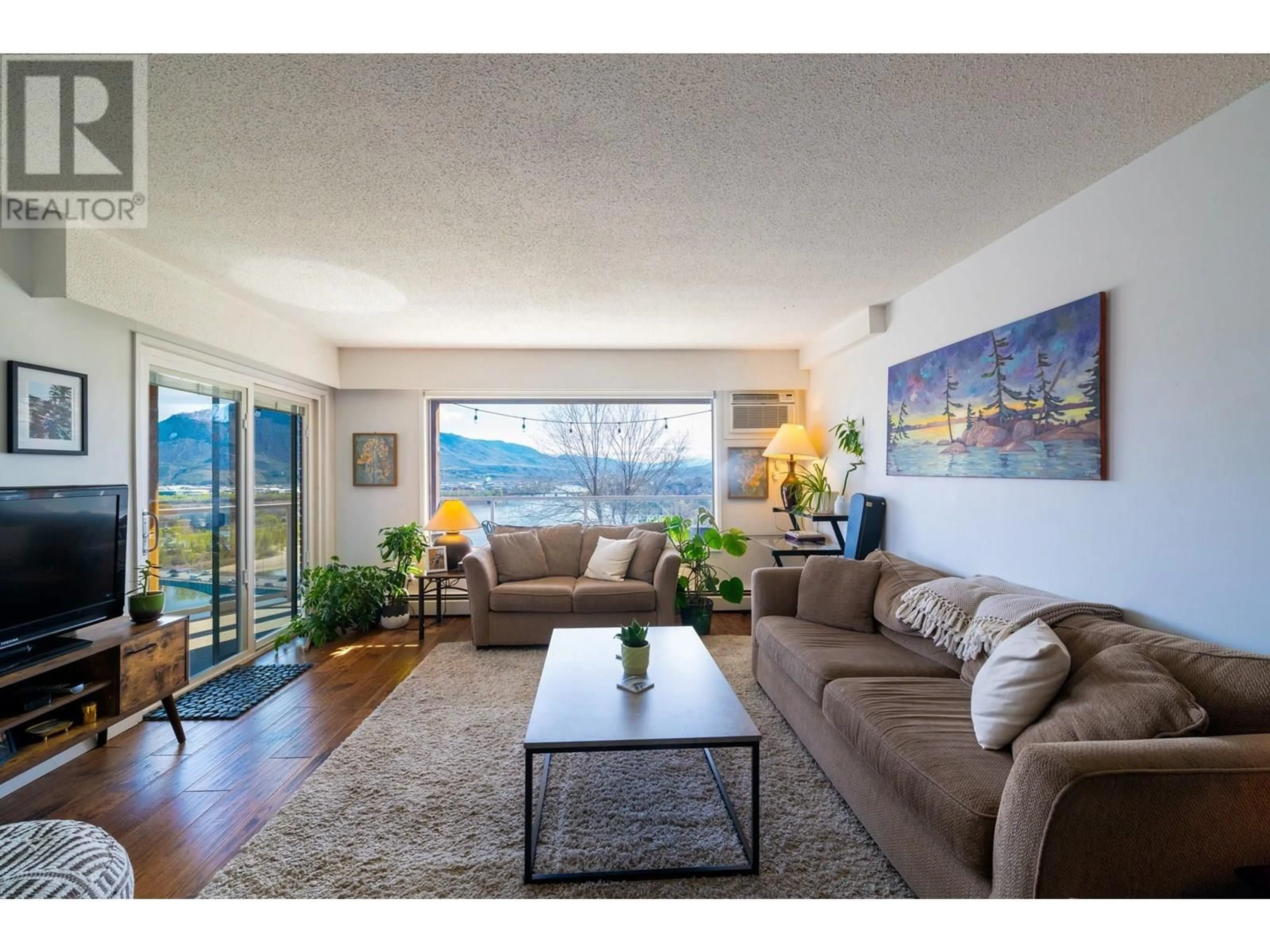 Living room with furniture, wood/laminate floor for 3 - 320 POWERS ROAD, Kamloops British Columbia V2C1V1