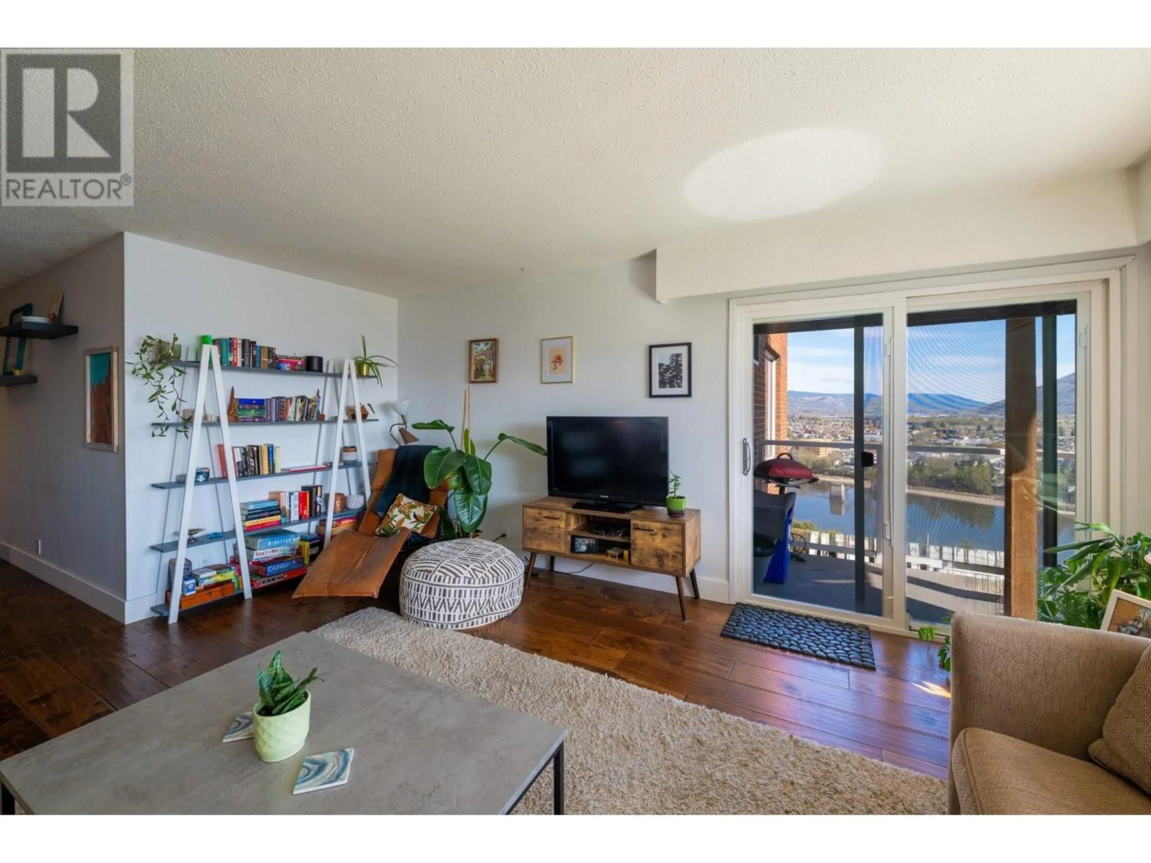 Living room with furniture, wood/laminate floor for 3 - 320 POWERS ROAD, Kamloops British Columbia V2C1V1